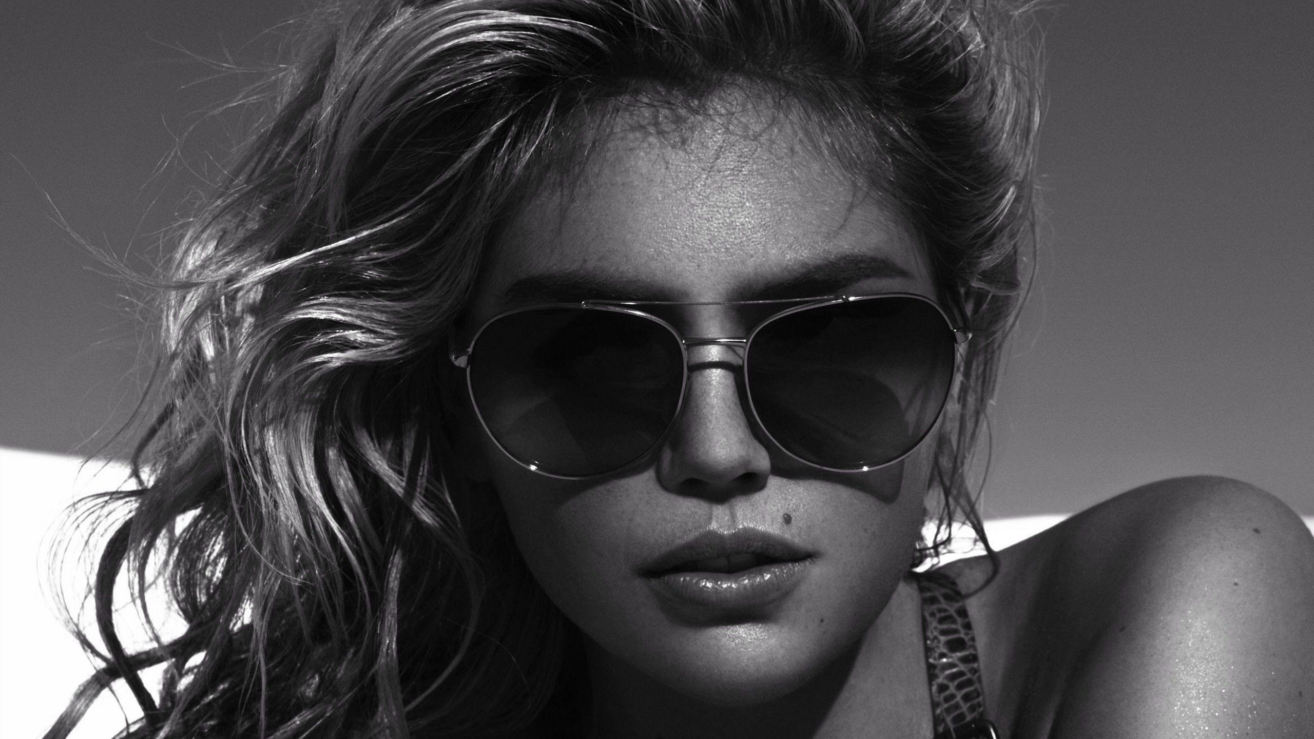 Красивые женщины в очках. Песни темными очками. Девушка в солнечных очках. Кейт аптон в очках солнечных. Неоновая девушка.