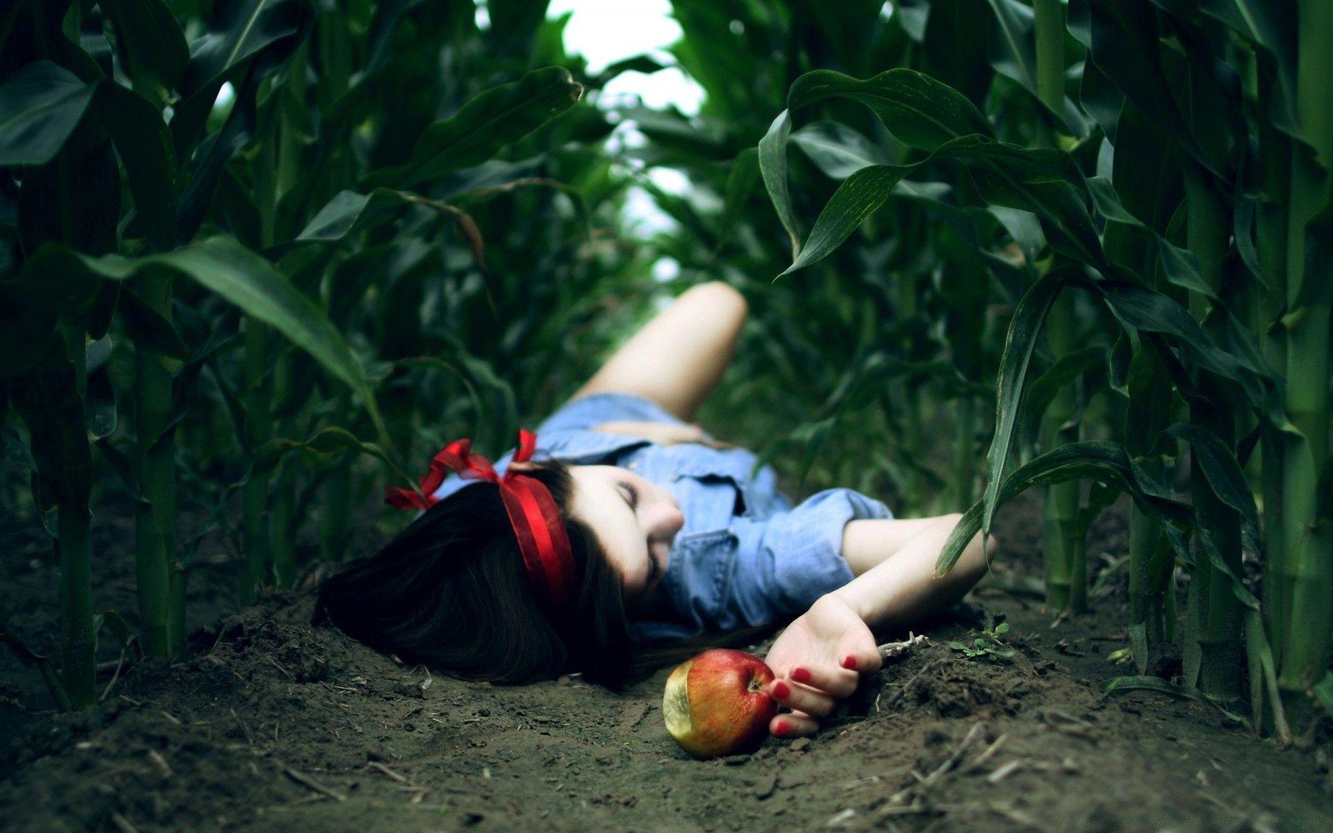 Snow White And The Poison Apple. iPhone wallpaper for free