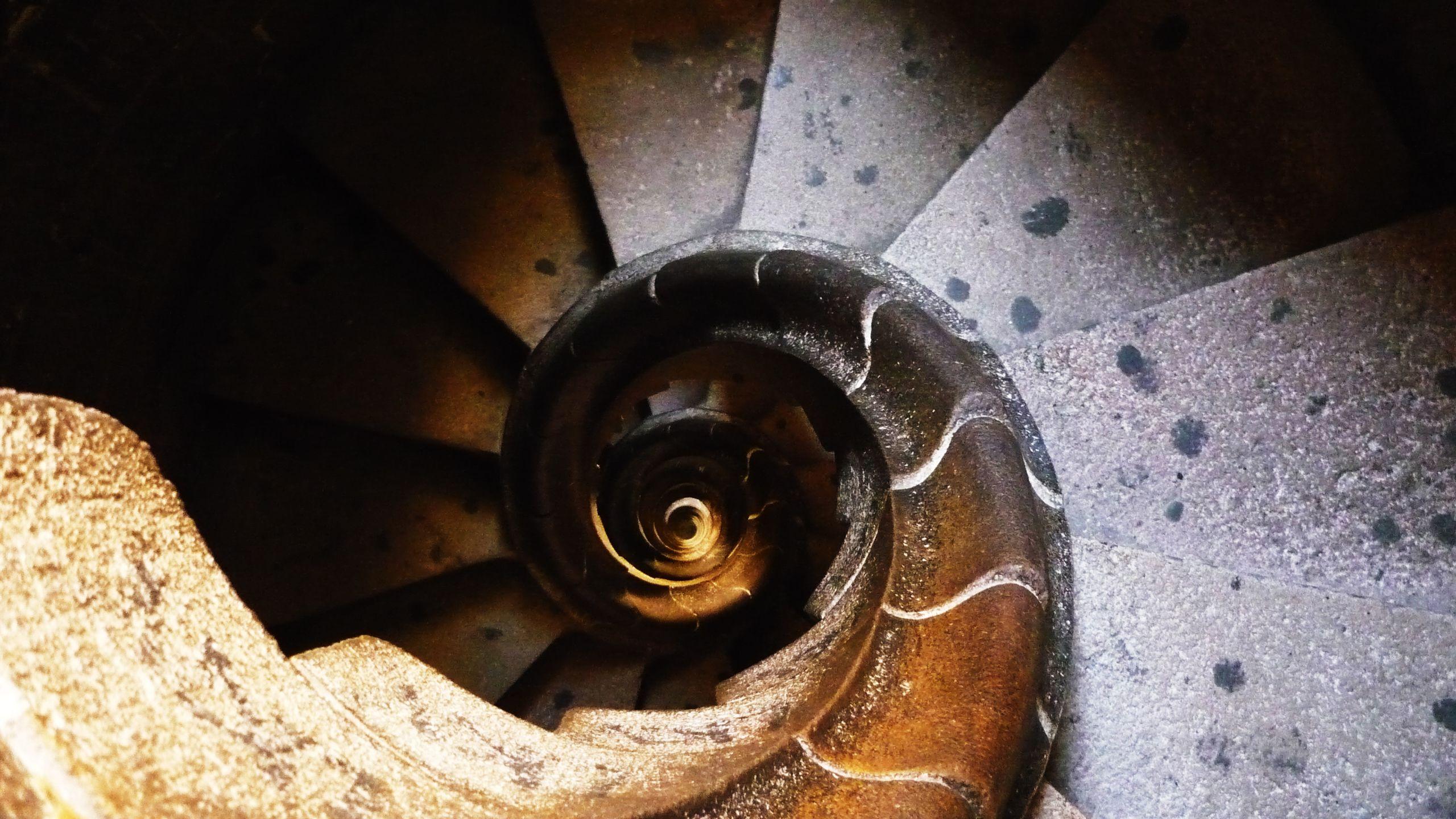 Spiral stairs in the Sagrada Familia, Barcelona., WQHD_Wallpaper