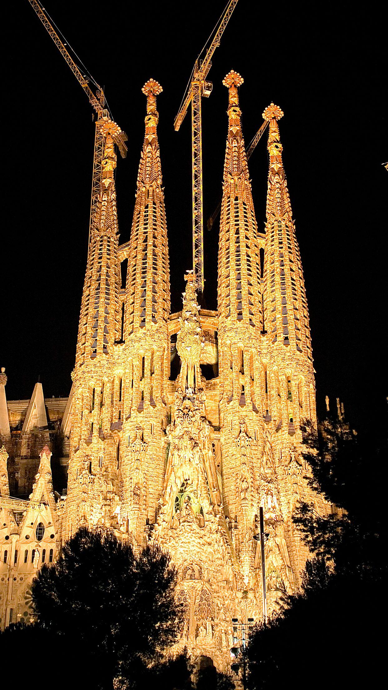 Barcelona Sagrada Familia by night Wallpaper for iPhone X, 6