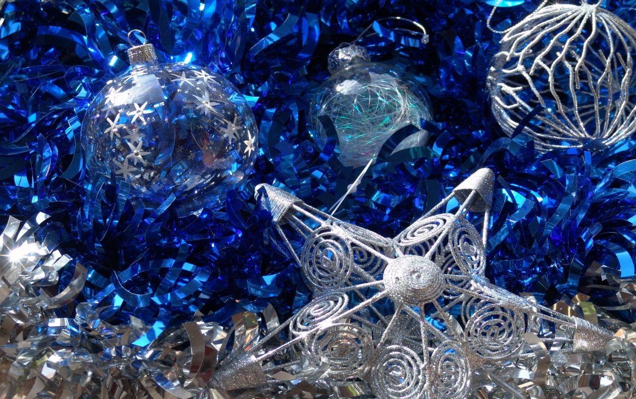 Silver and blue ornaments wallpaper. Silver and blue ornaments