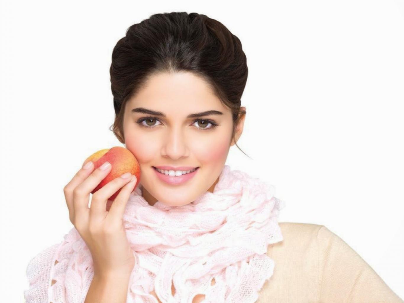 Download Izabelle Leite Matching Face with Apple Wallpaper HD FREE