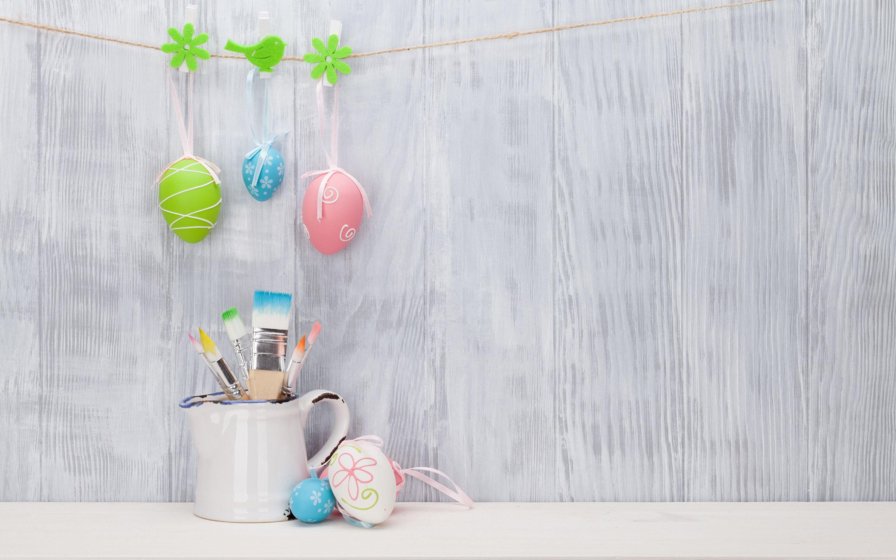 Wallpaper Easter peg Eggs Paintbrush Wall Holidays Wood 2880x1800