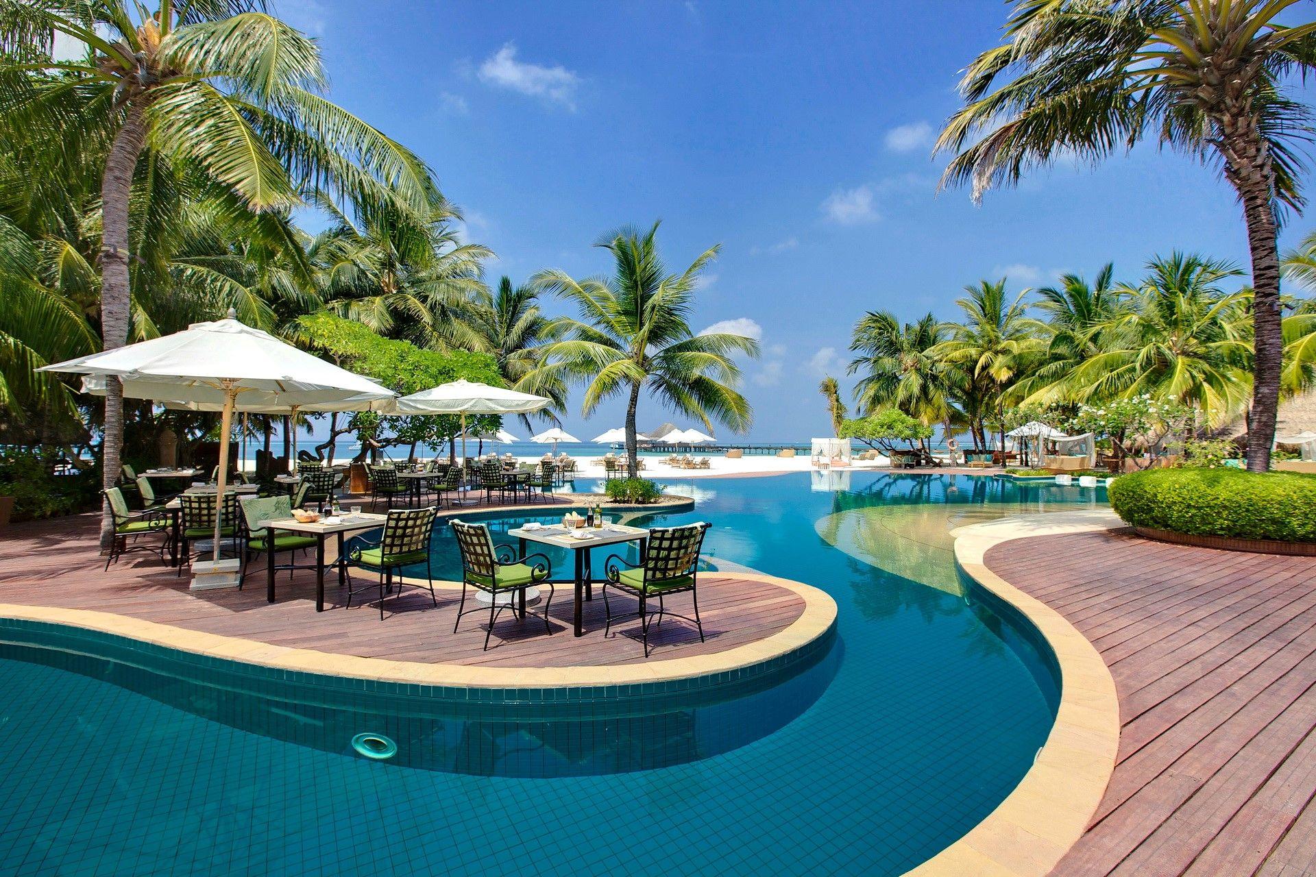 Maldives Luxury Resort Wallpaper
