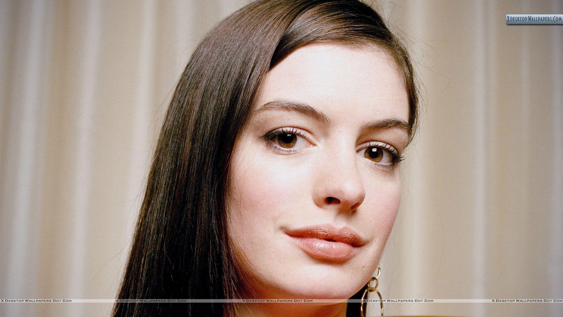 Cute Anne Hathaway Smiling Face Closeup Wallpaper