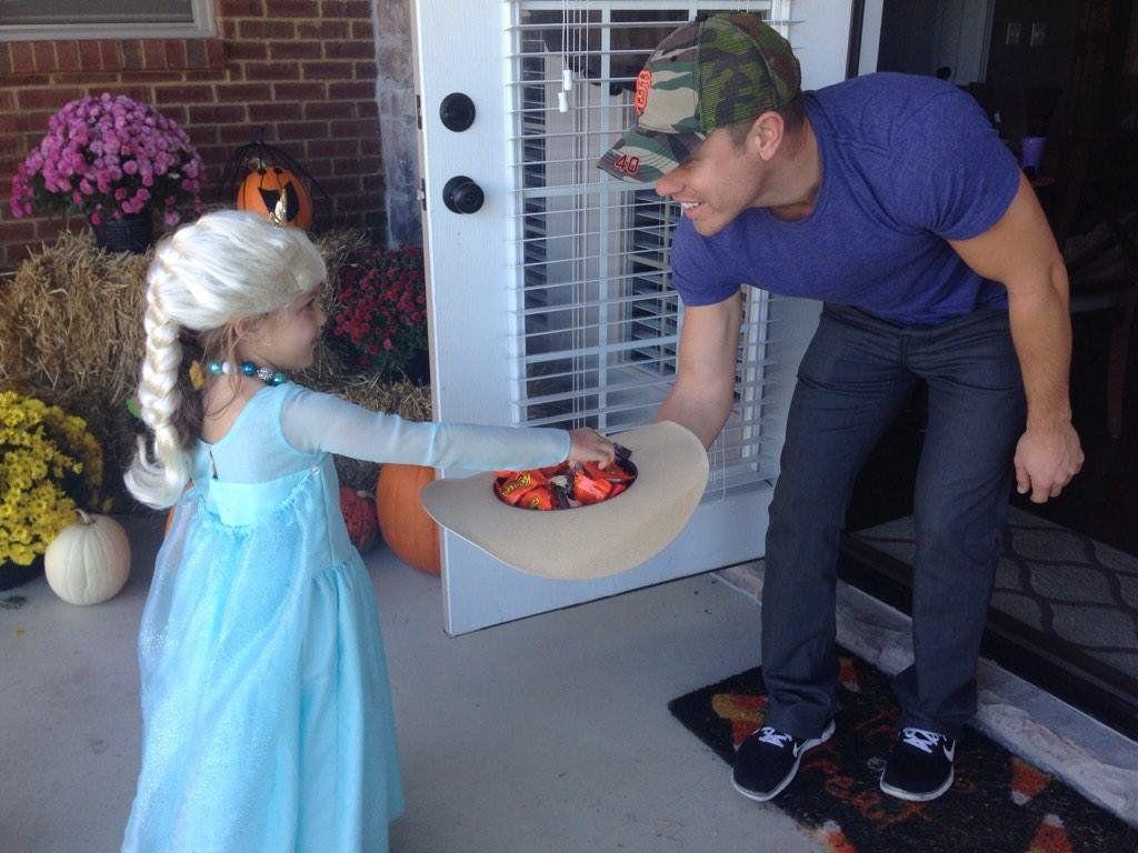 Dustin Lynch or treat!