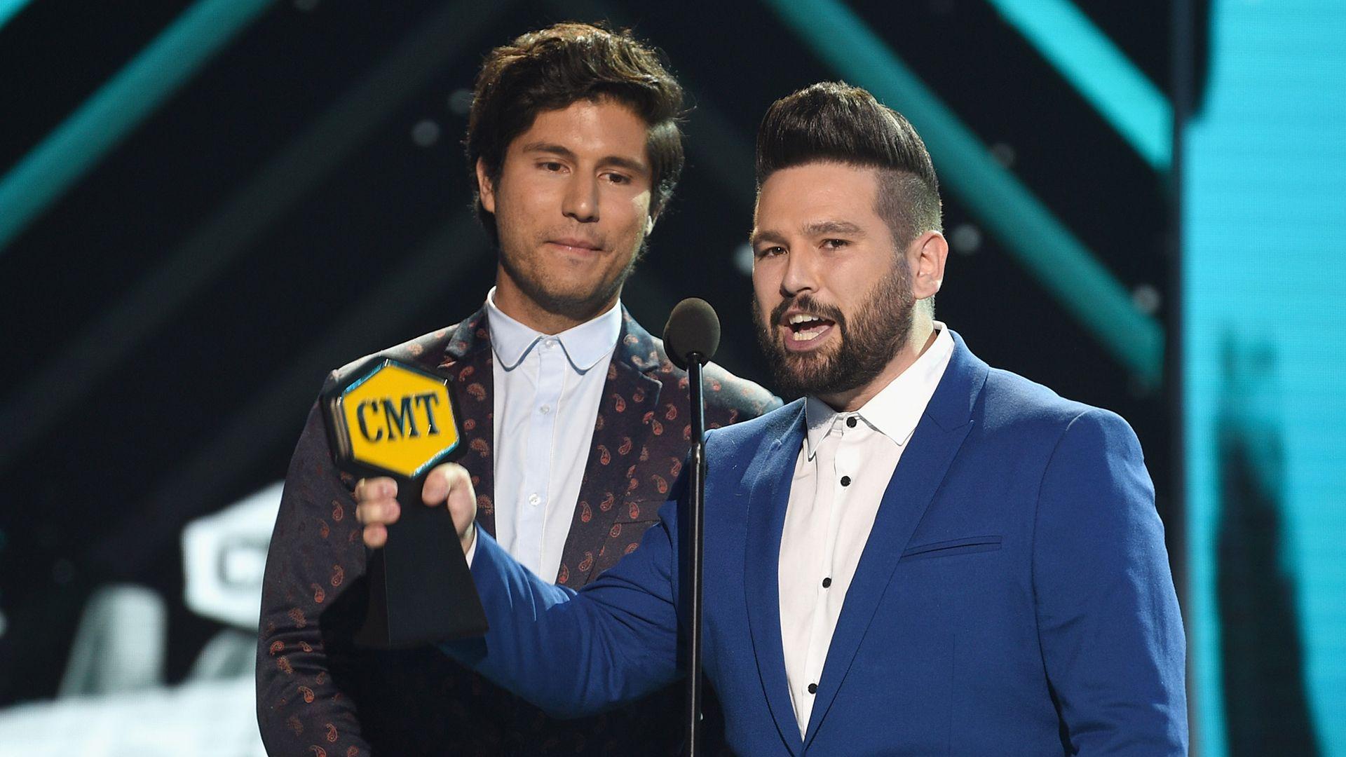 Bonus. Dan + Shay Accept Their Award for Duo Video of the Year