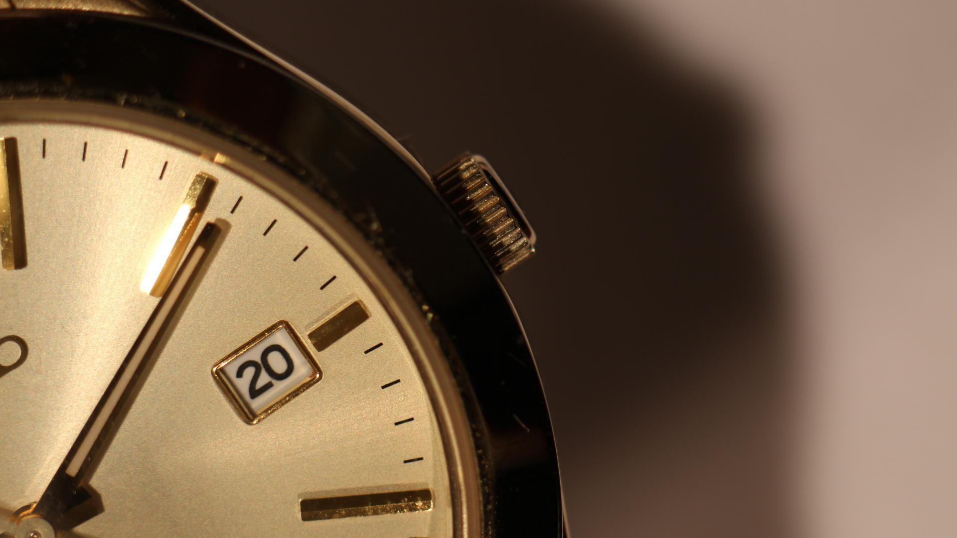 White gold macro time seiko watch wallpaper