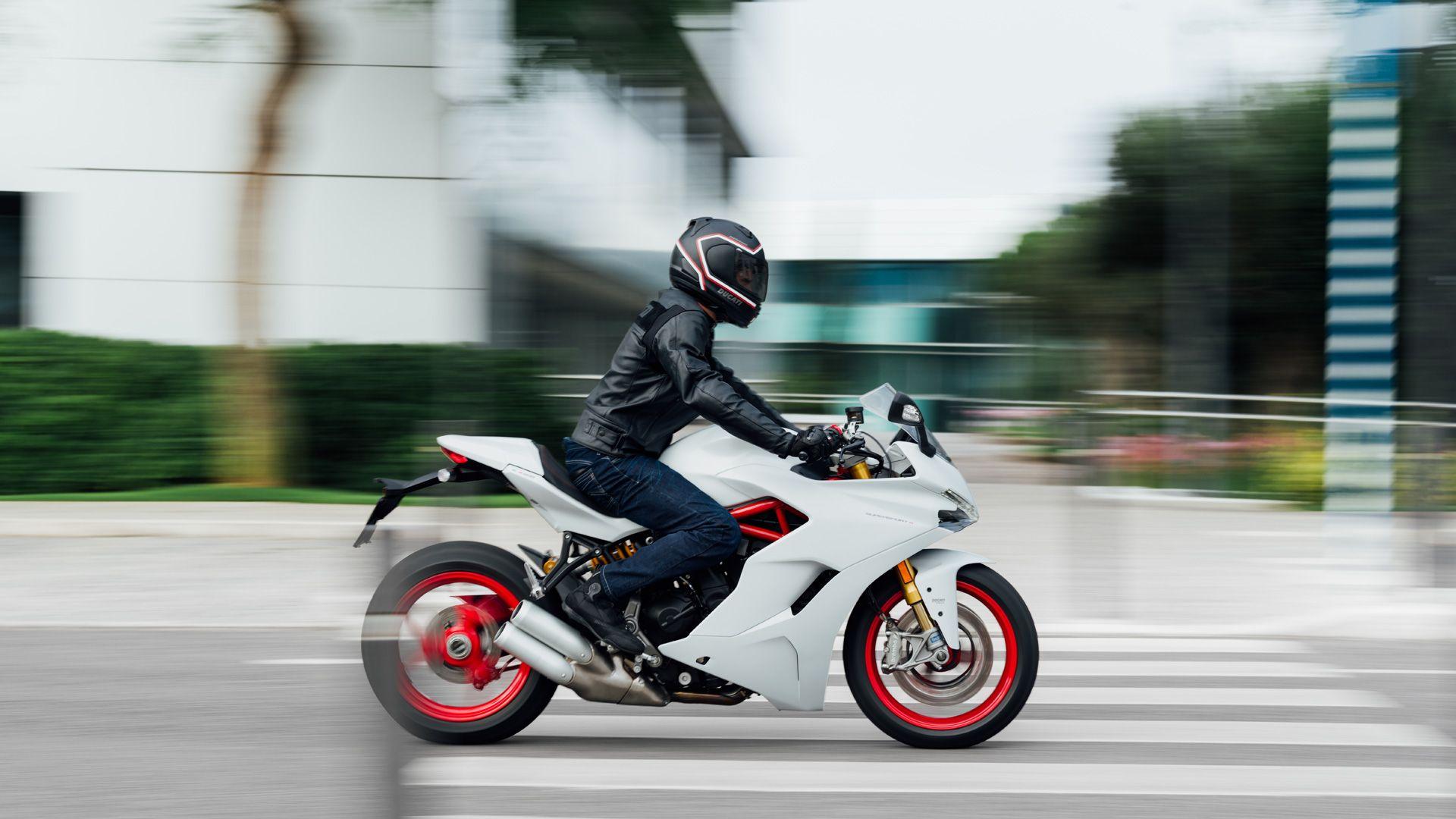 Ducati SuperSport: the energy of sport wherever it goes