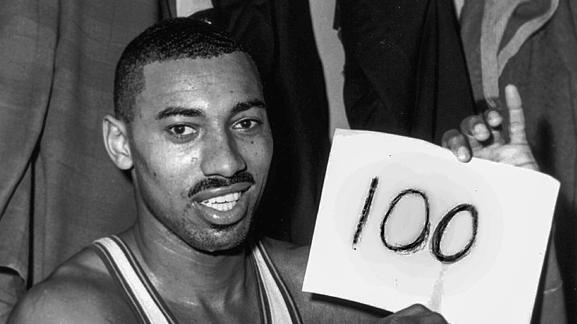 Wilt Chamberlain in photo: Classic image of 'The Big Dipper