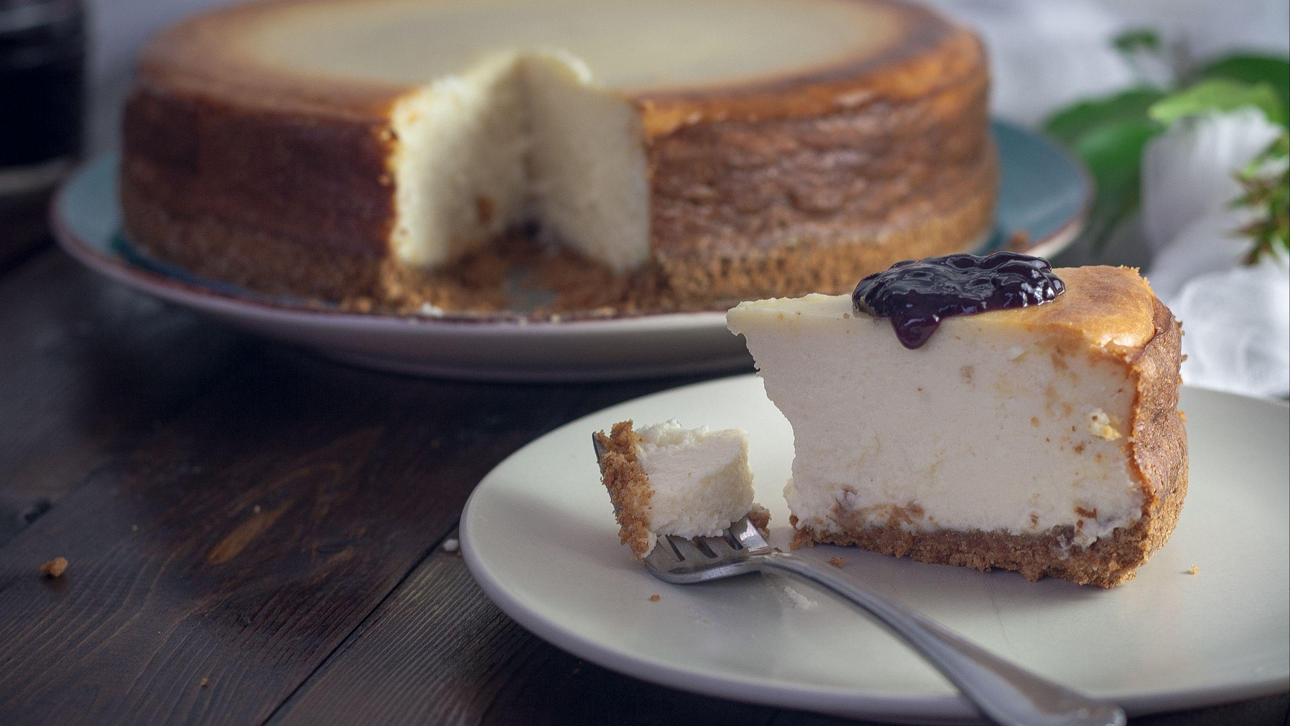 Download wallpaper 2560x1440 cheesecake, dessert, jam, cheese