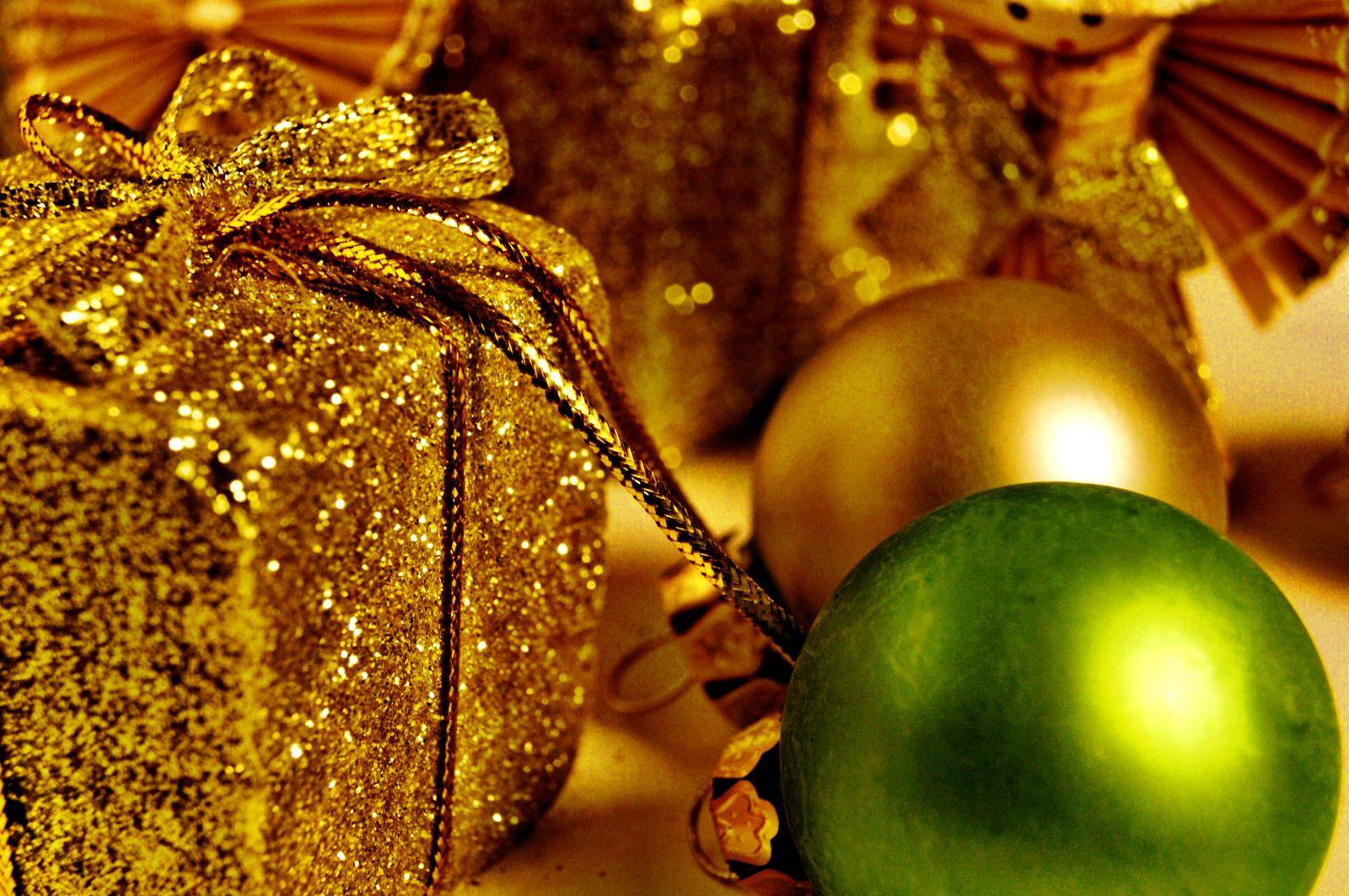 Central Wallpaper: Christmas Decoration Ornaments HD Wallpaper