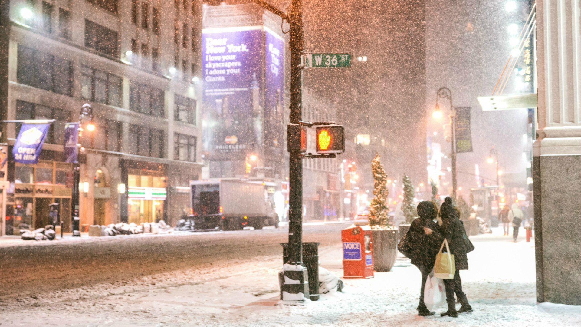 Winter snowfall in New York wallpaper and image
