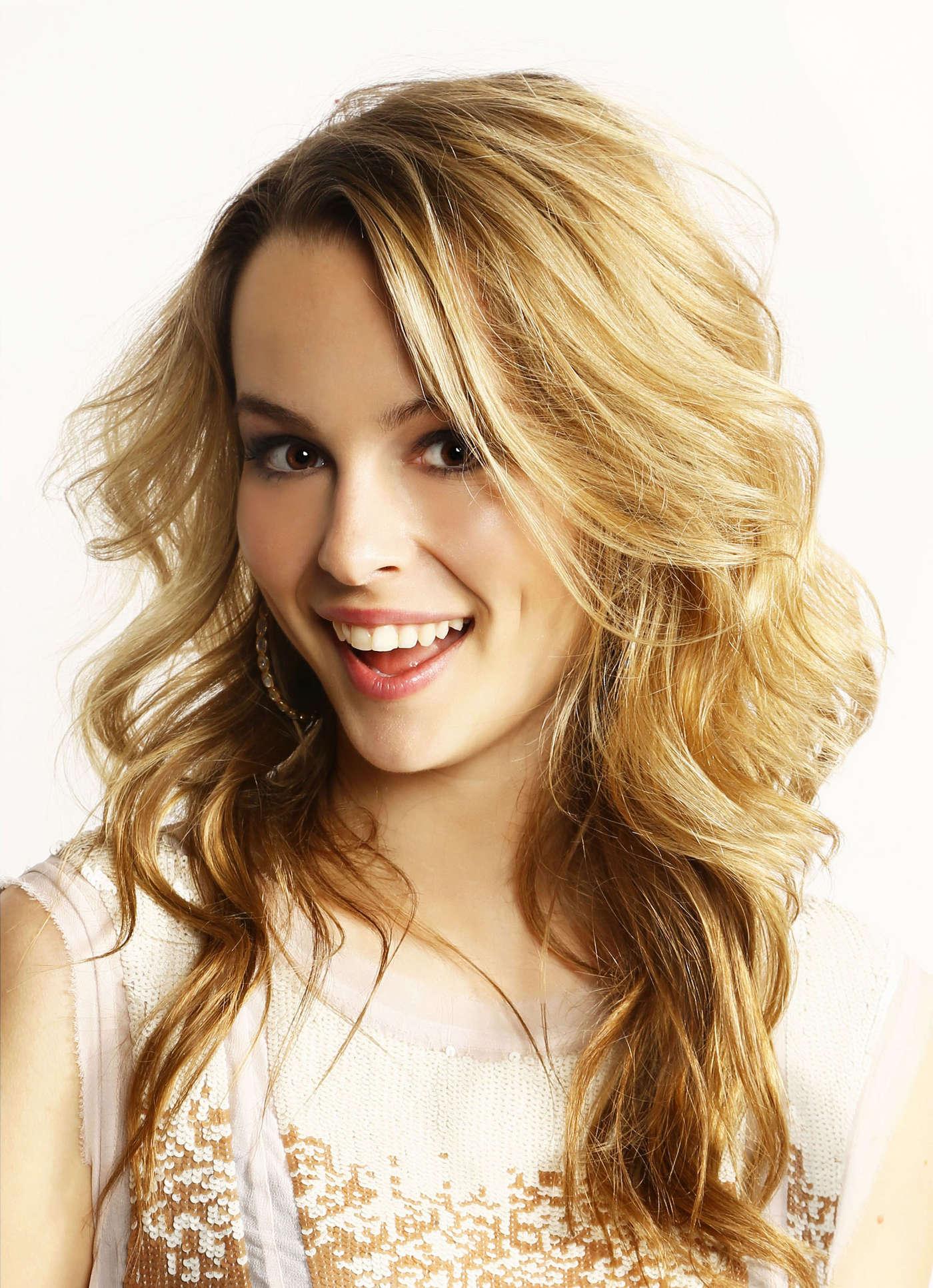 Bridgit Mendler 2022 Wallpaper