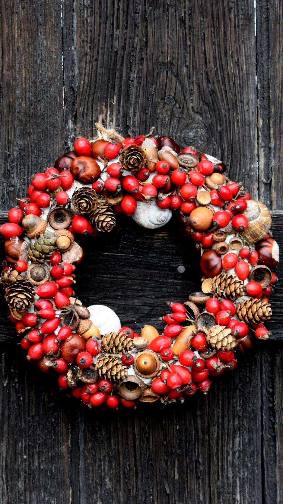Download wallpaper 938x1668 wreath, christmas, dogrose, acorns