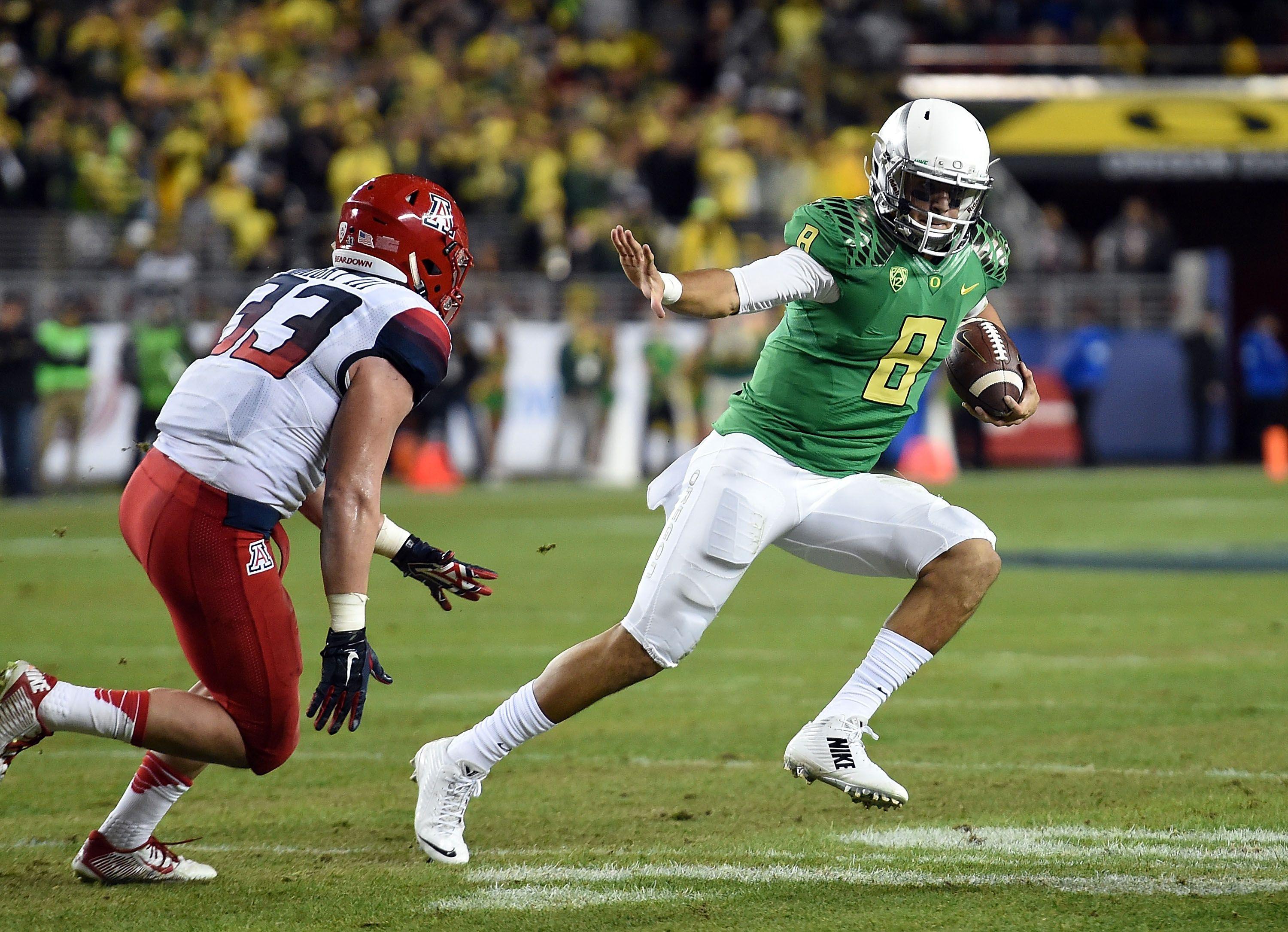 Marcus Mariota flashes another Heisman pose