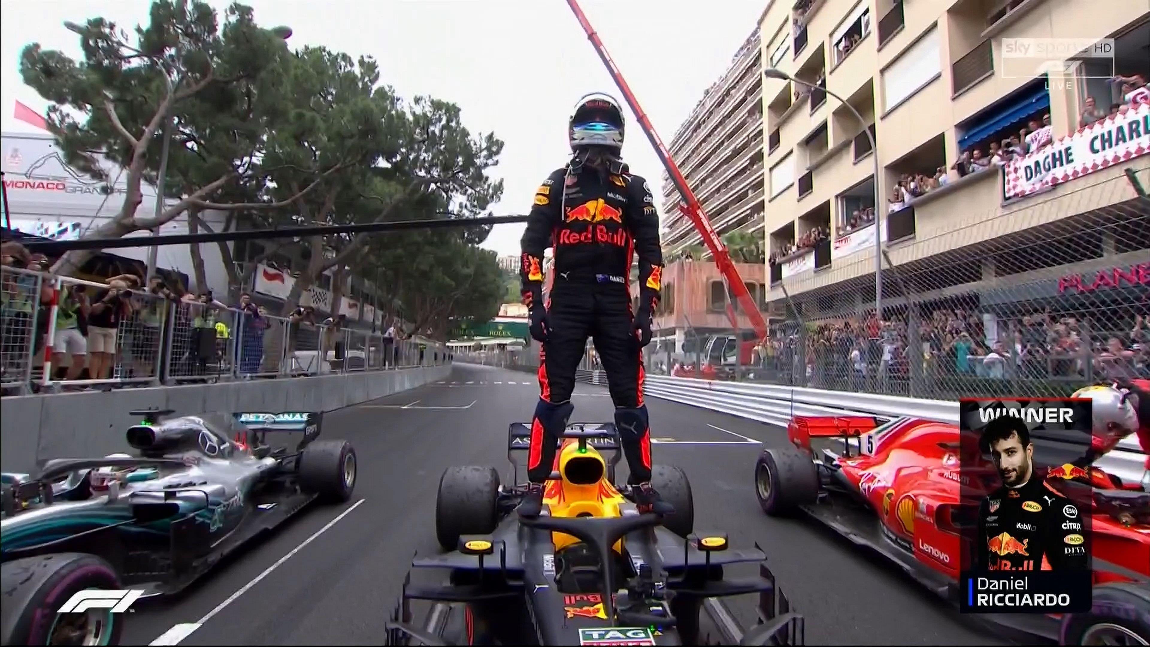 Wallpaper: Daniel Ricciardo stands victorious