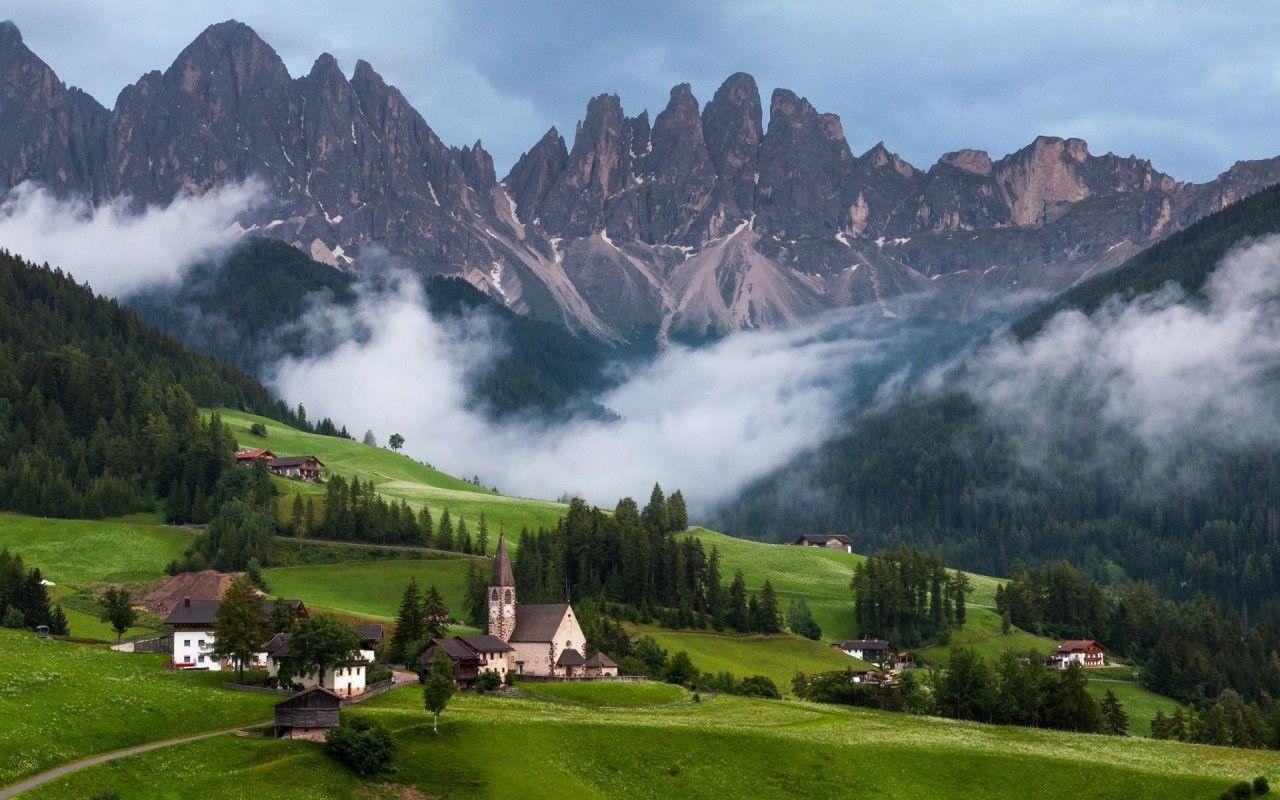 Picos de niebla del Pueblo Dolomitas fondos de pantalla. Picos de