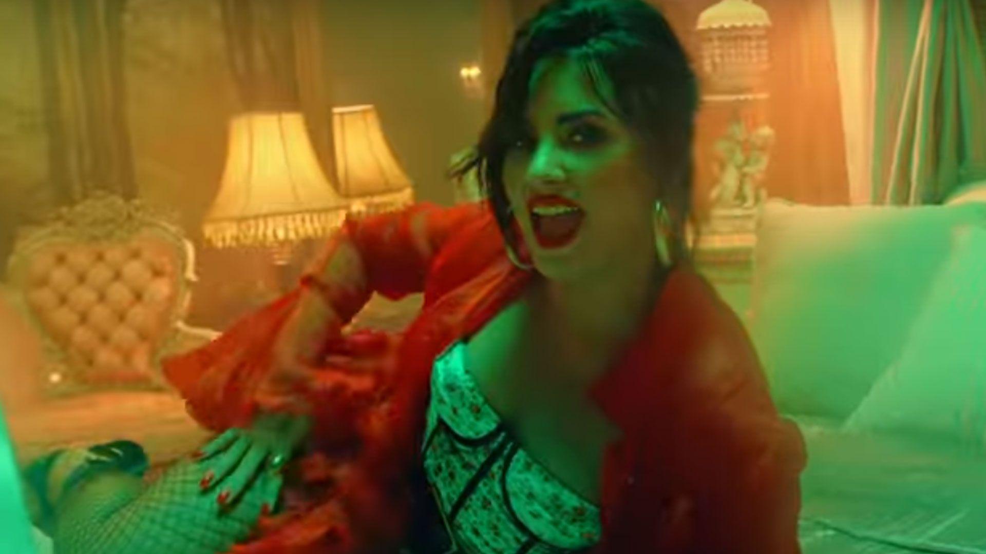 Demi Lovato bailó sensualmente en la cama, en el nuevo video con