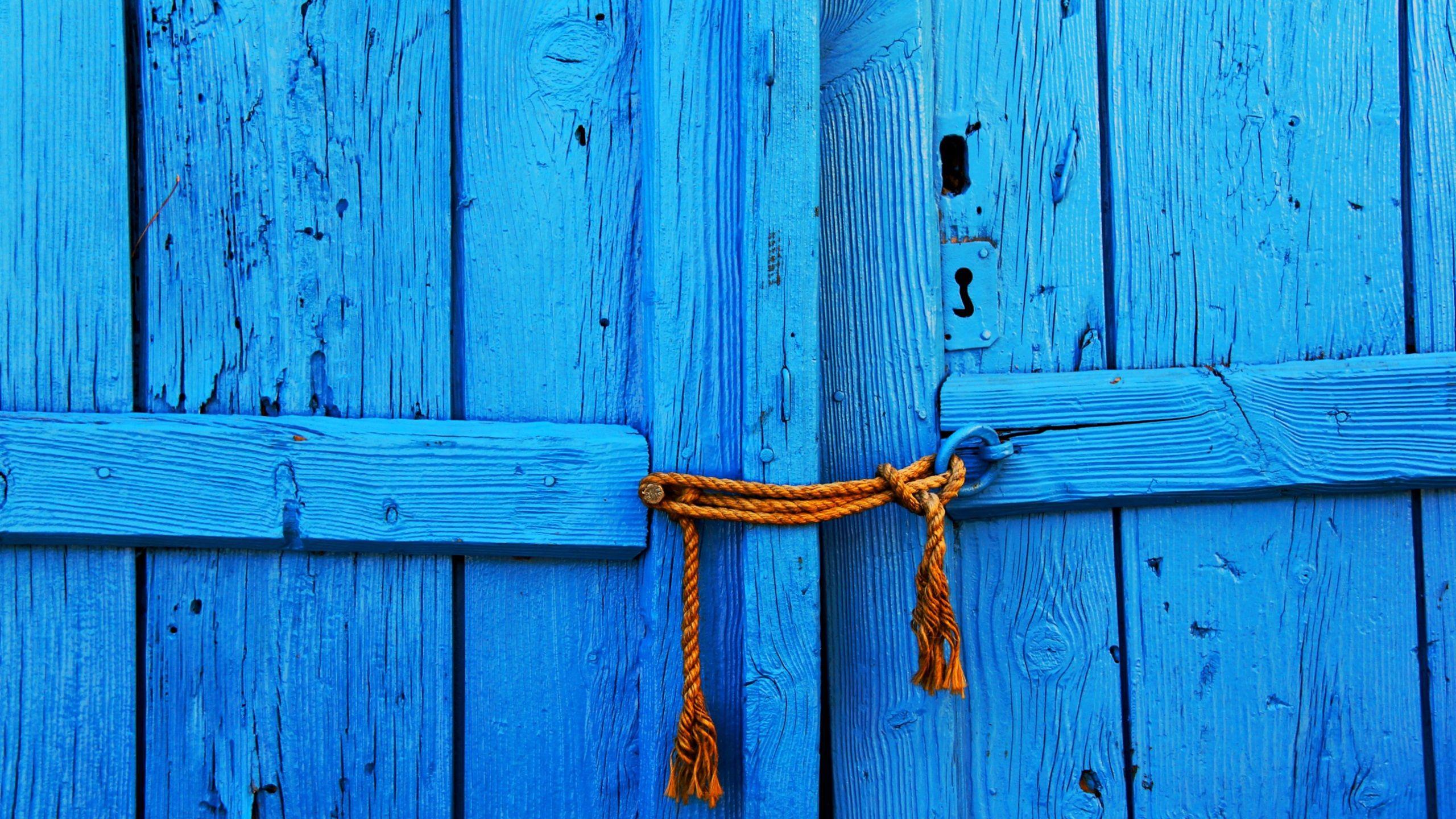 Wallpaper Blue wood door, rope 2880x1800 HD Picture, Image