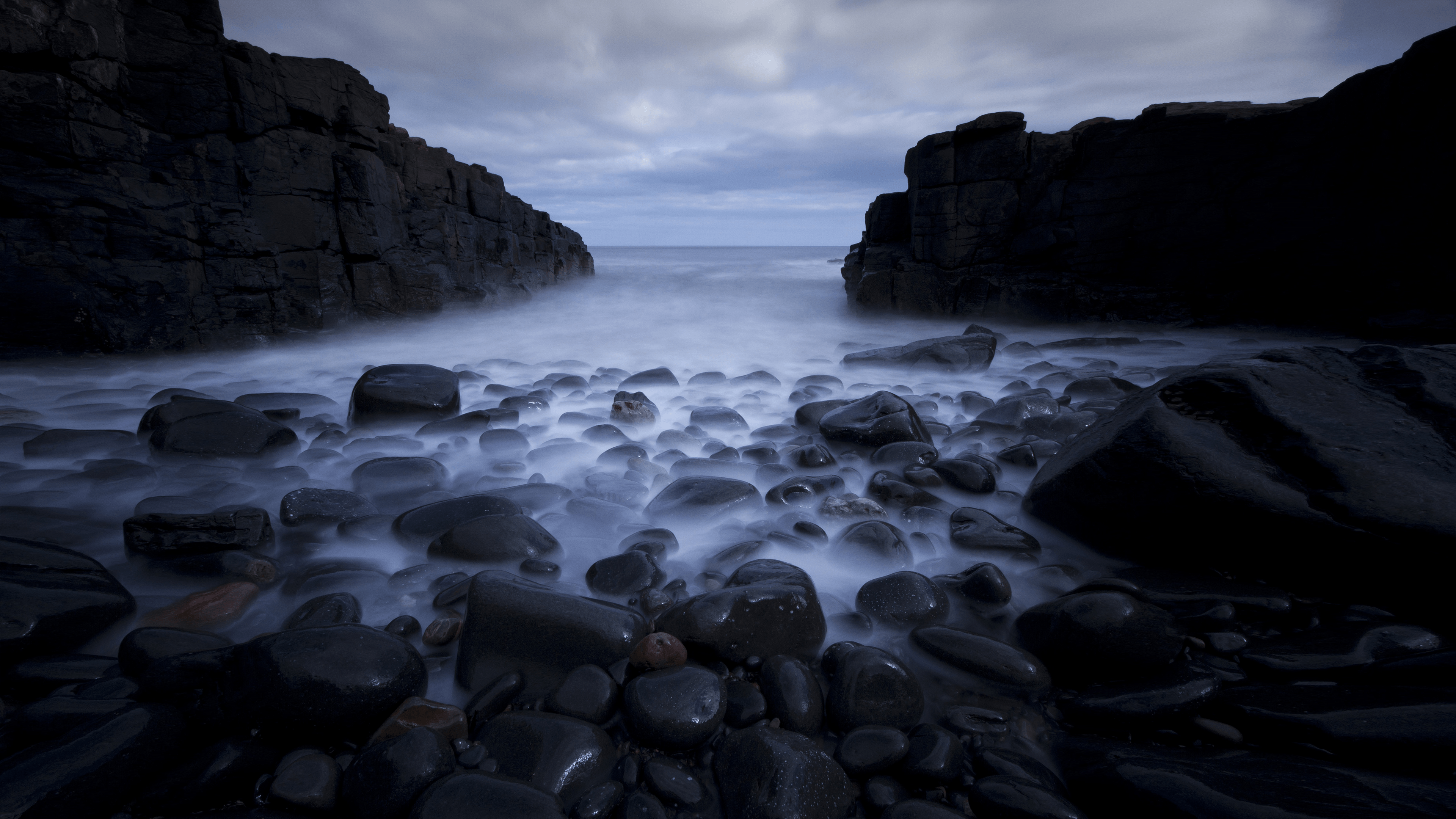 Download Free HD Dark Sea Rocks Desktop Wallpaper In 4K .0135