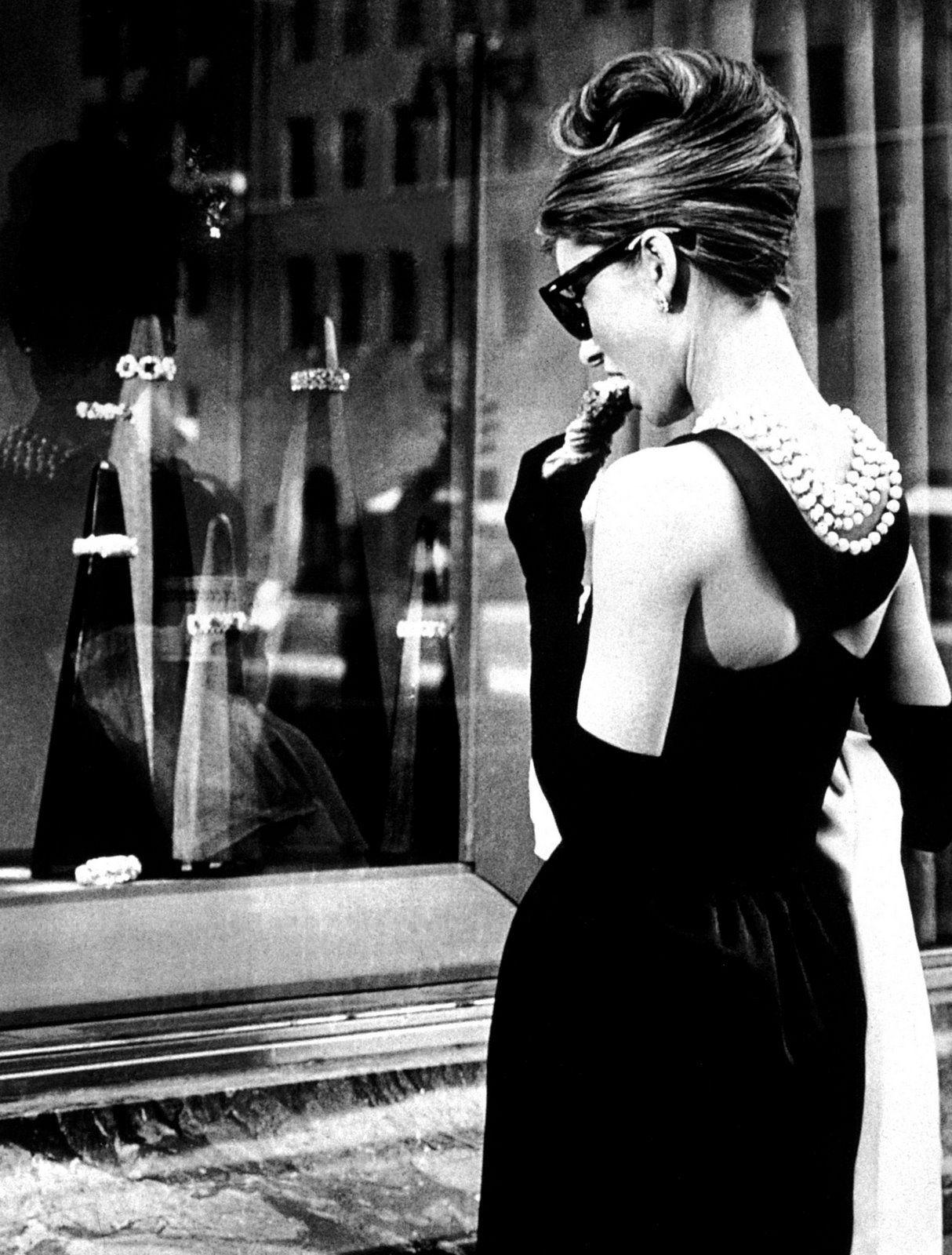 Audrey Hepburn Dress In Breakfast at Tiffany's HD Wallpaper
