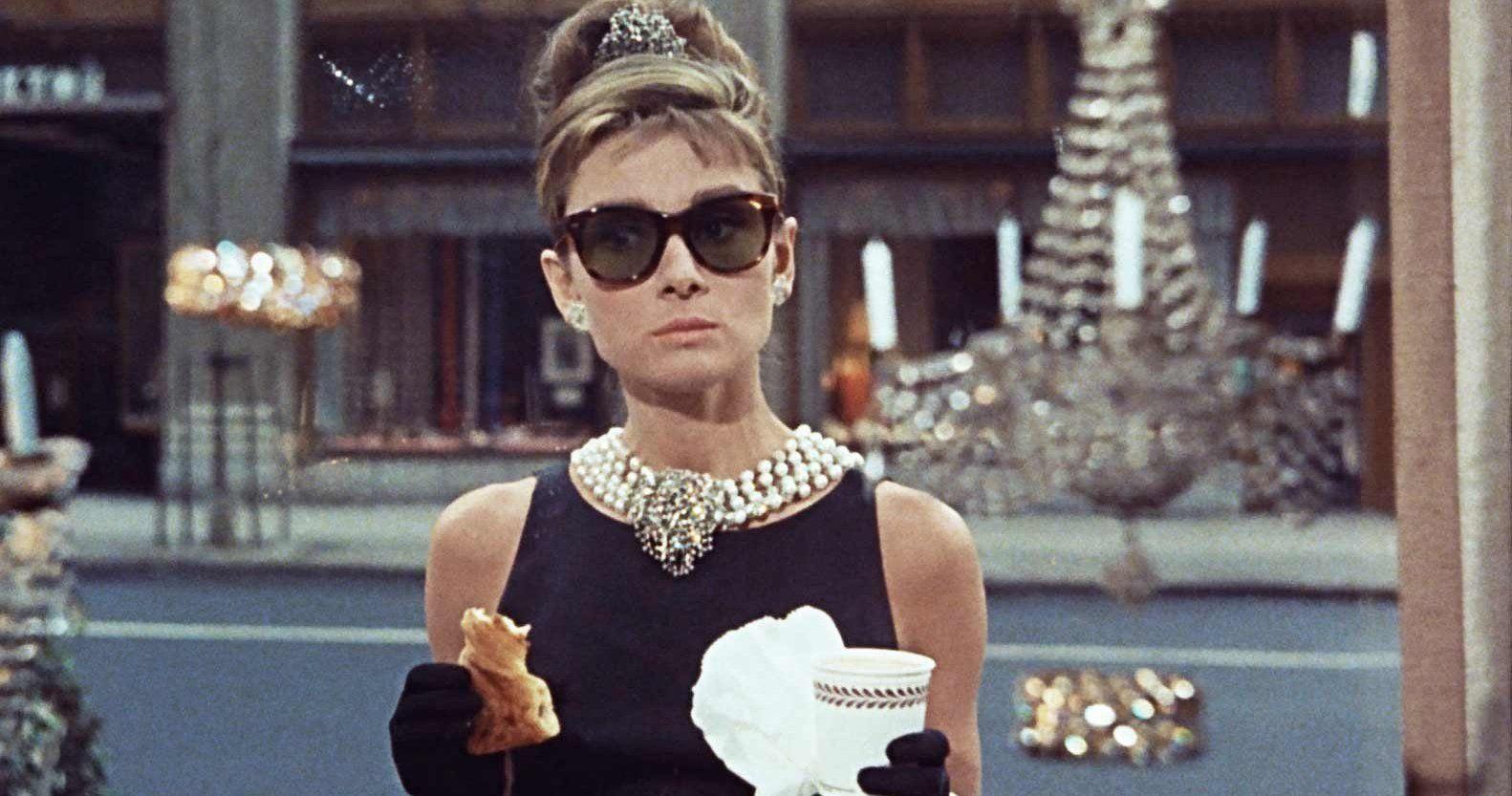 Breakfast At Tiffany'S Pearl Necklace Wallpaper