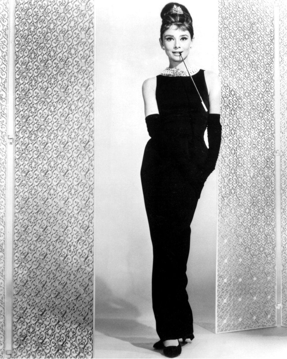 Audrey Hepburn Breakfast At Tiffany's Costum HD Wallpaper