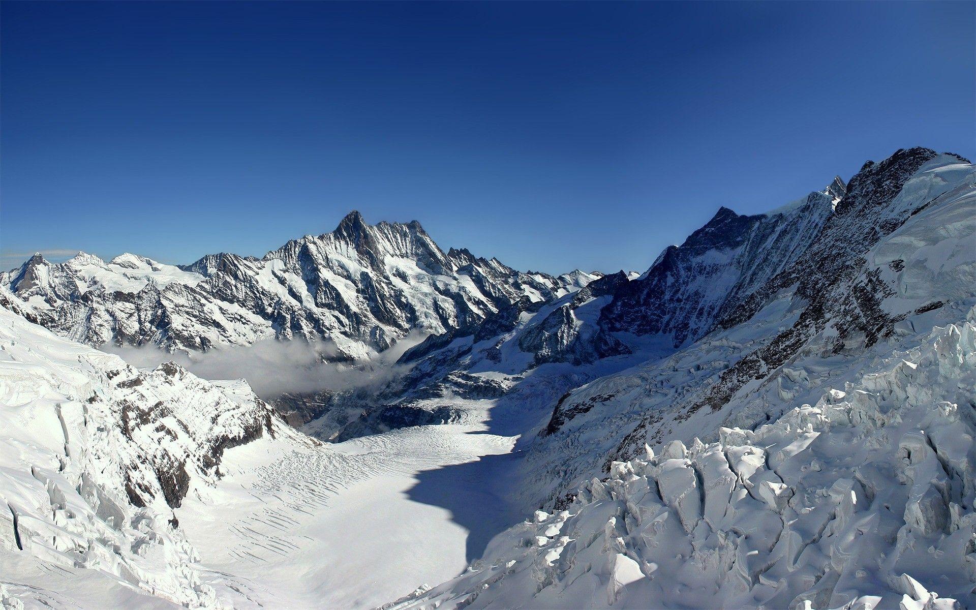 Amazing Snow Mountain Wallpaper