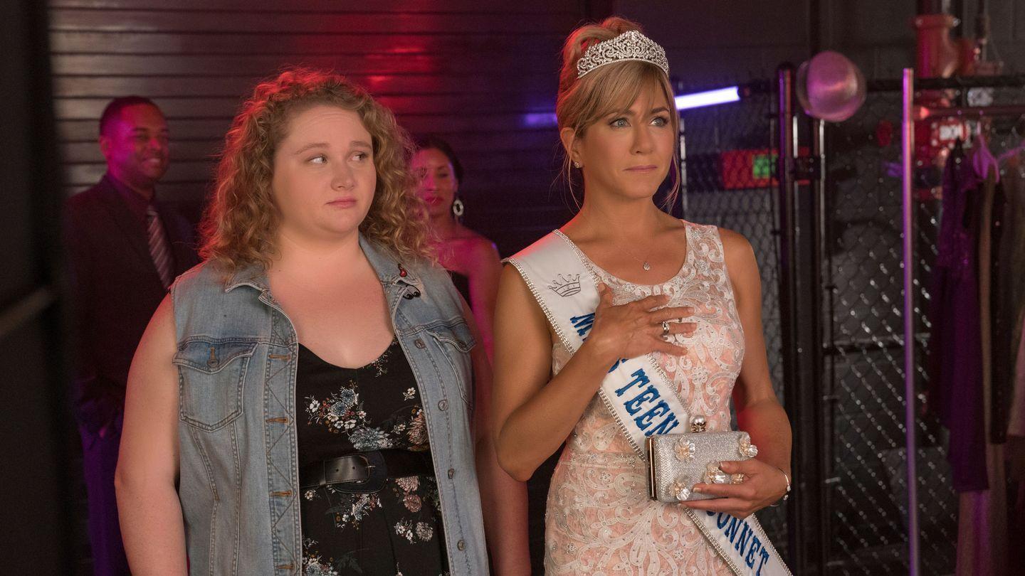 Jennifer Anistons Dumplin Introduces The Confident Curvy