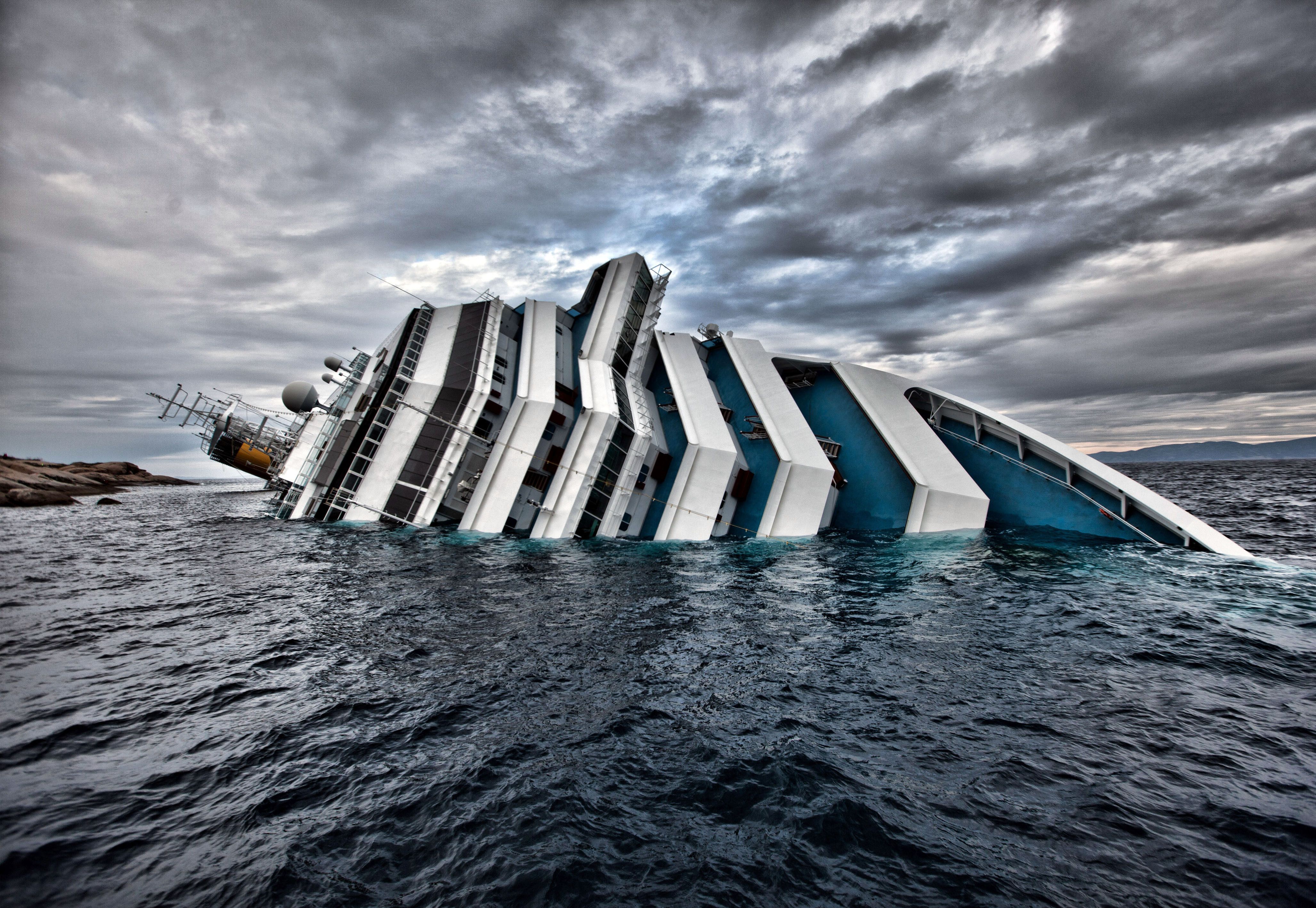 Photo Cruise liner Costa Concordia Ships Disasters 4110x2835