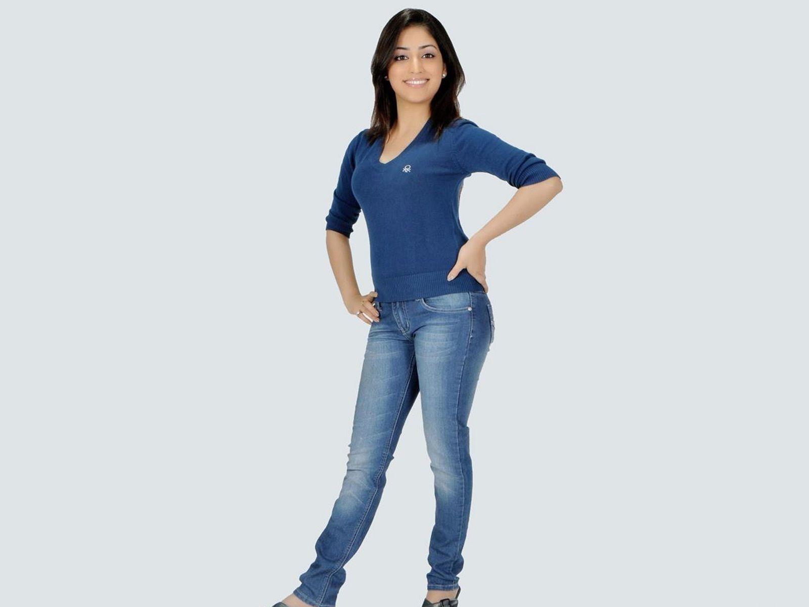 t shirts canada: Yami Gautam hot in jeans and t shirt. HD