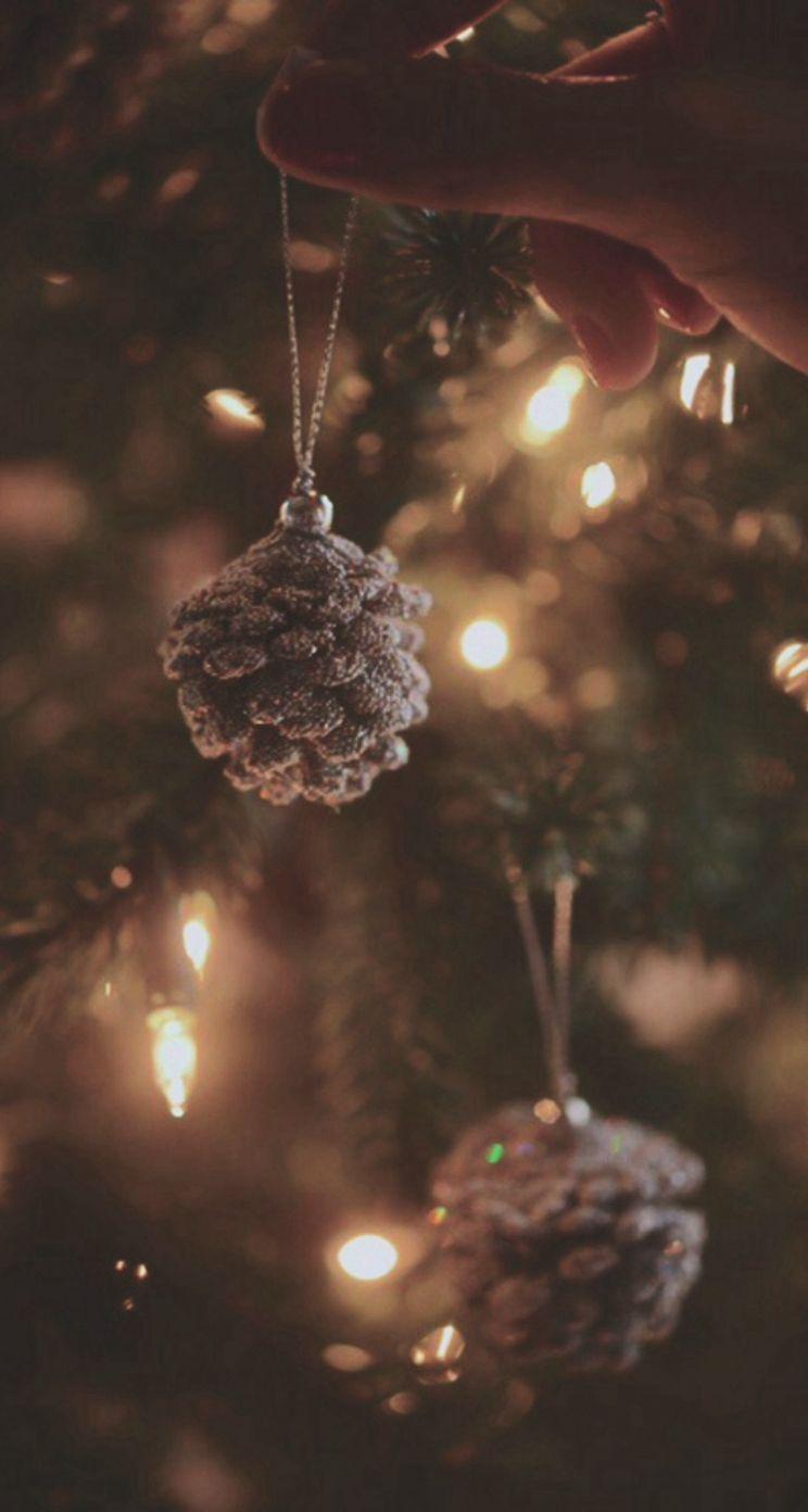 Decorating Christmas Tree Pine Cones iPhone se Wallpaper Download
