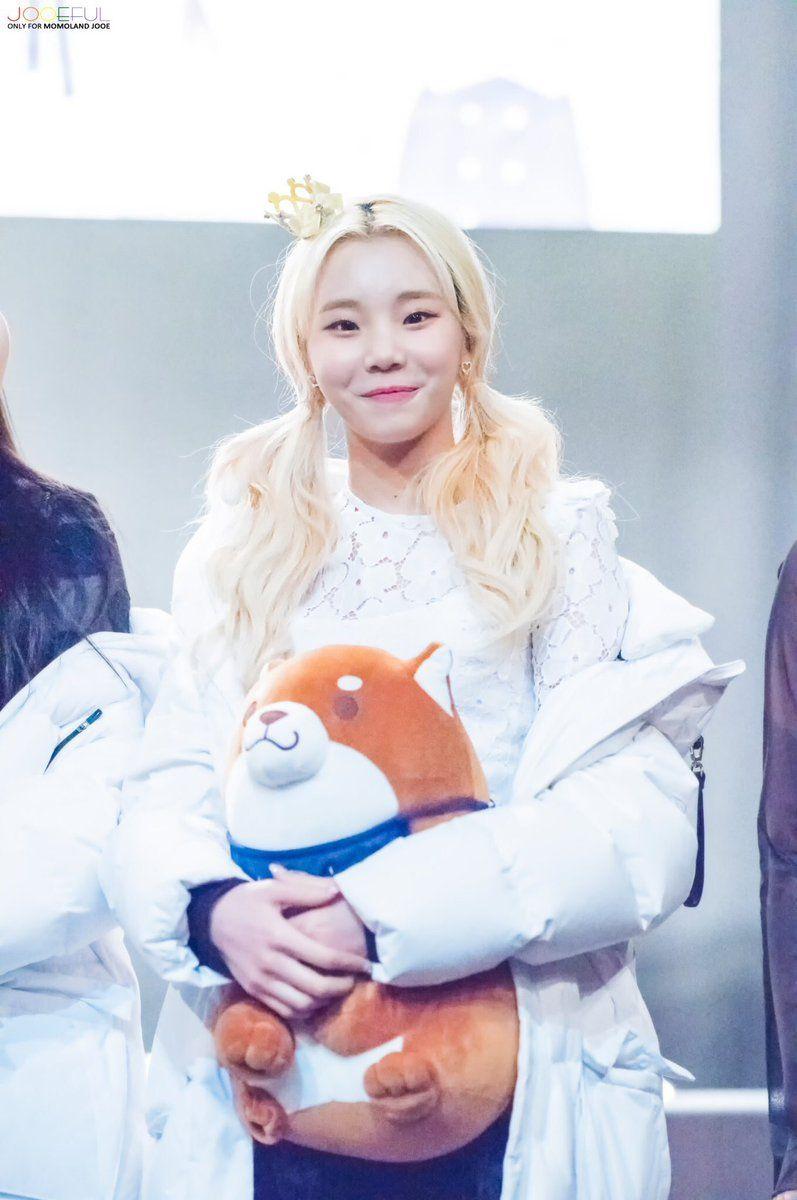 Fans Can't Decide If They Prefer MOMOLAND's JooE In Black Or Blonde