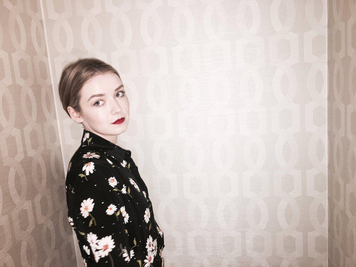 Sarah Bolger woman must always surround herself