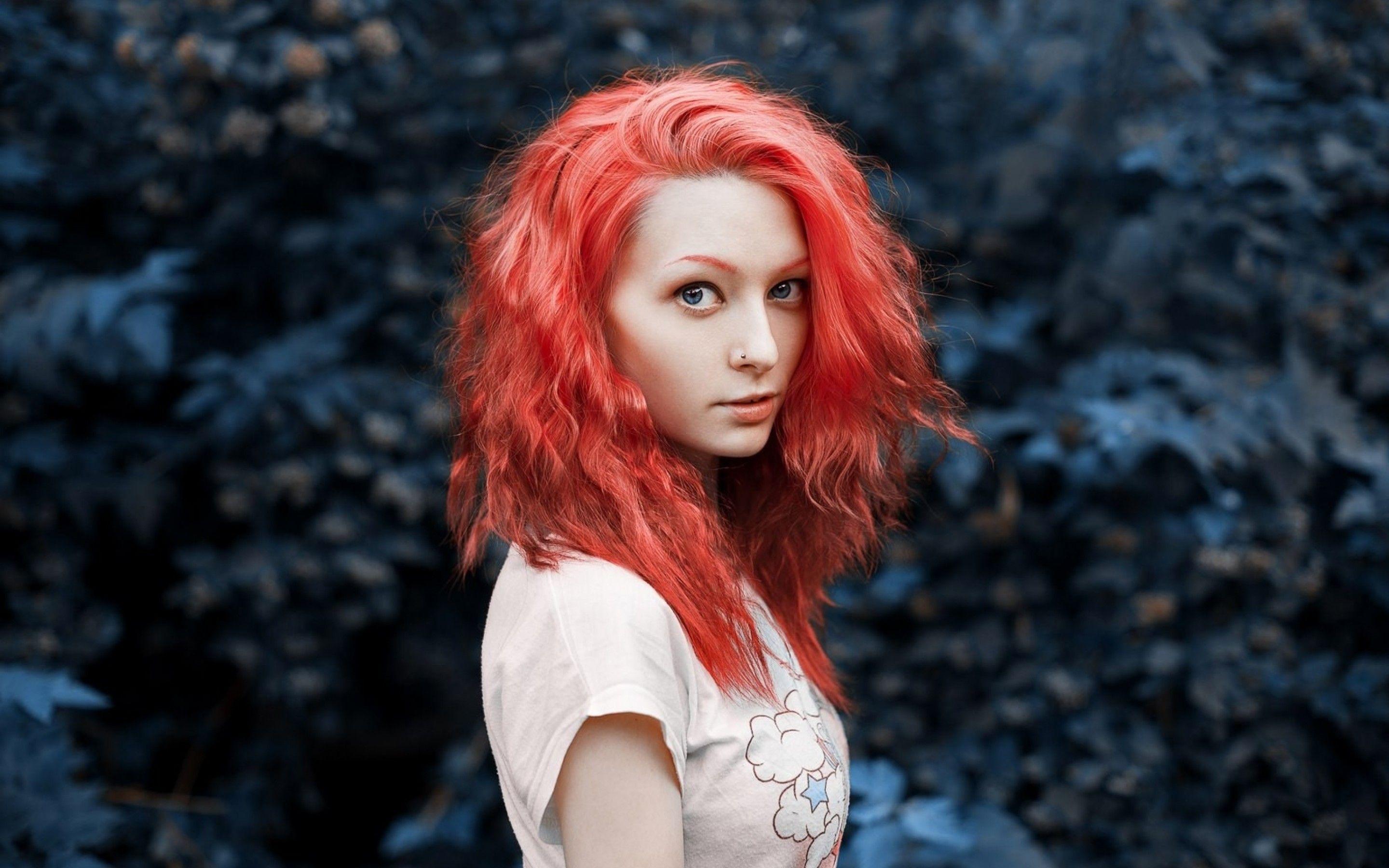 Download 2880x1800 Model, Colored Hair, Pink, Dyed, Women Wallpaper