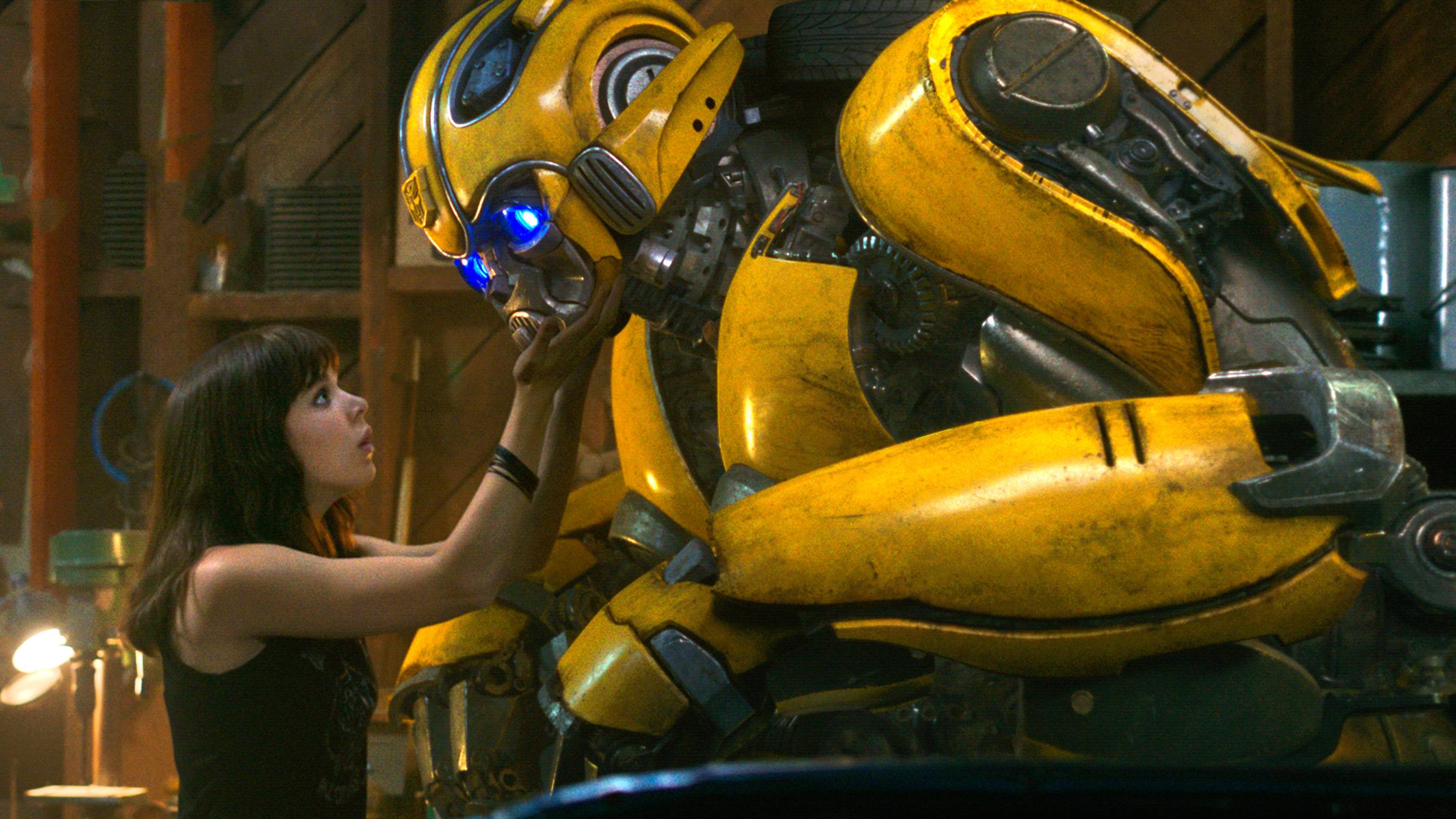 HD Wallpaper Of Hailee Steinfeld And Bumblebee In The 2018 Bumblebee