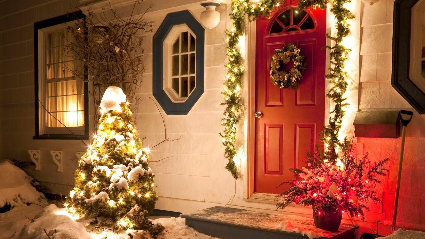 Christmas Wreath On Door Wallpaper #ChristmasWreathOnDoorWallpaper