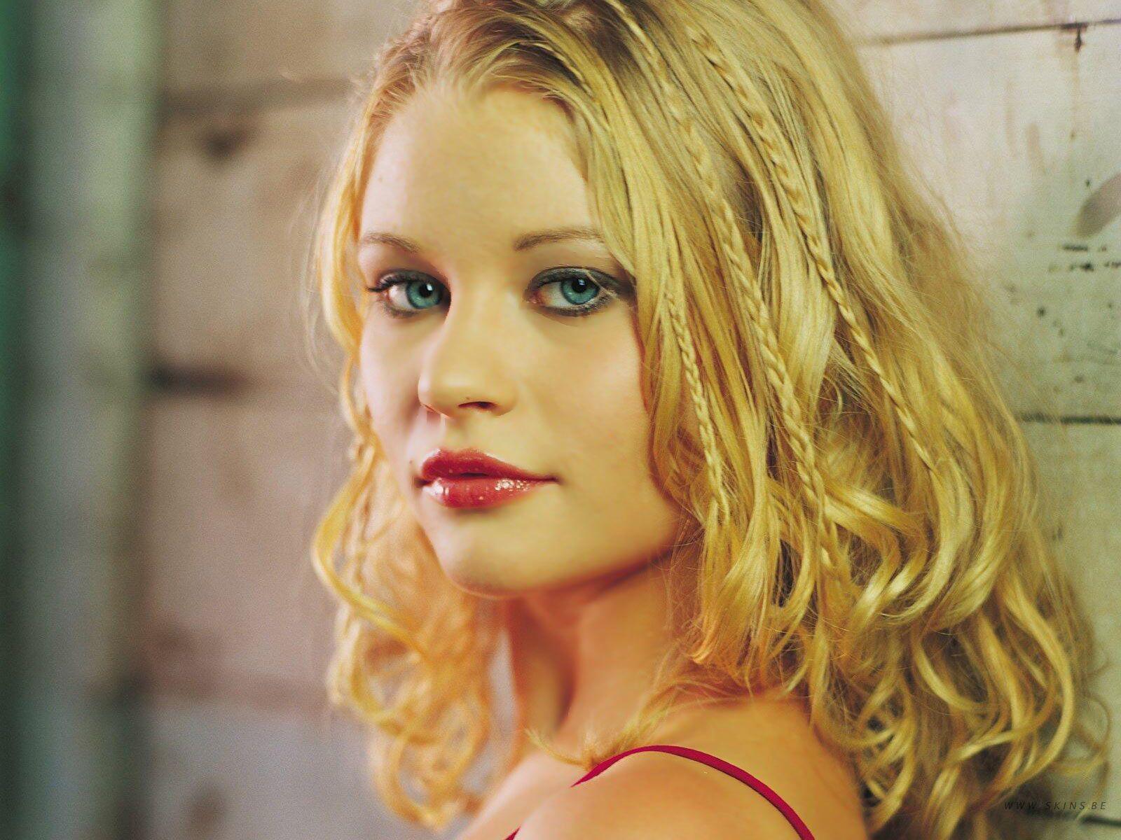 Emilie De Ravin HD Wallpaper and Background Image