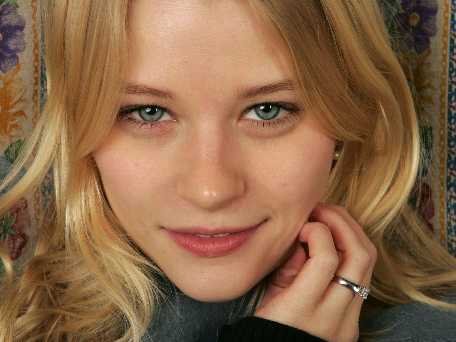 Emilie De Ravin Wallpaper 19