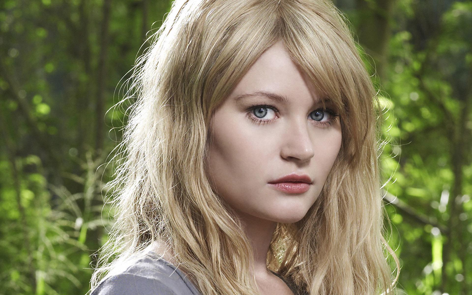 Download HD 1920x1200 Emilie De Ravin desktop background