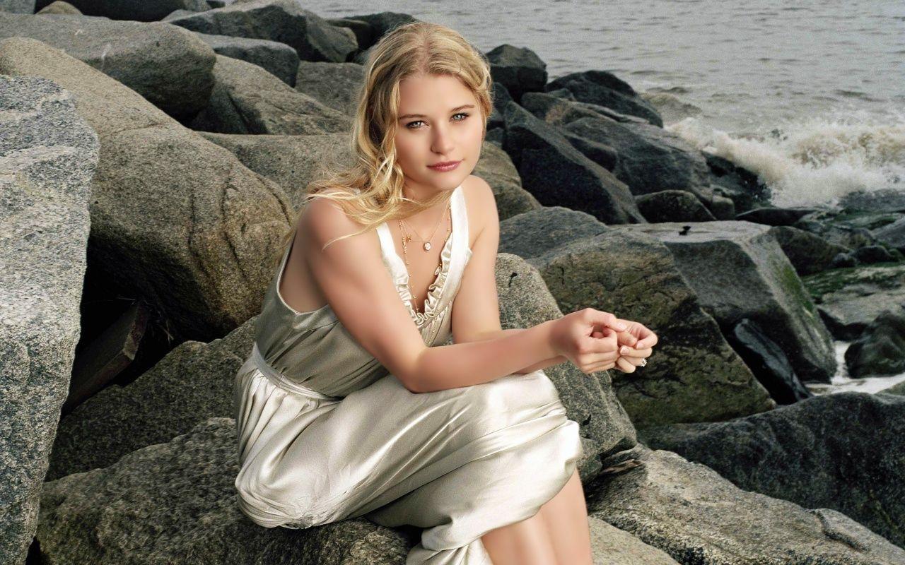 Emilie De Ravin Wallpaper 18: Wallpaper