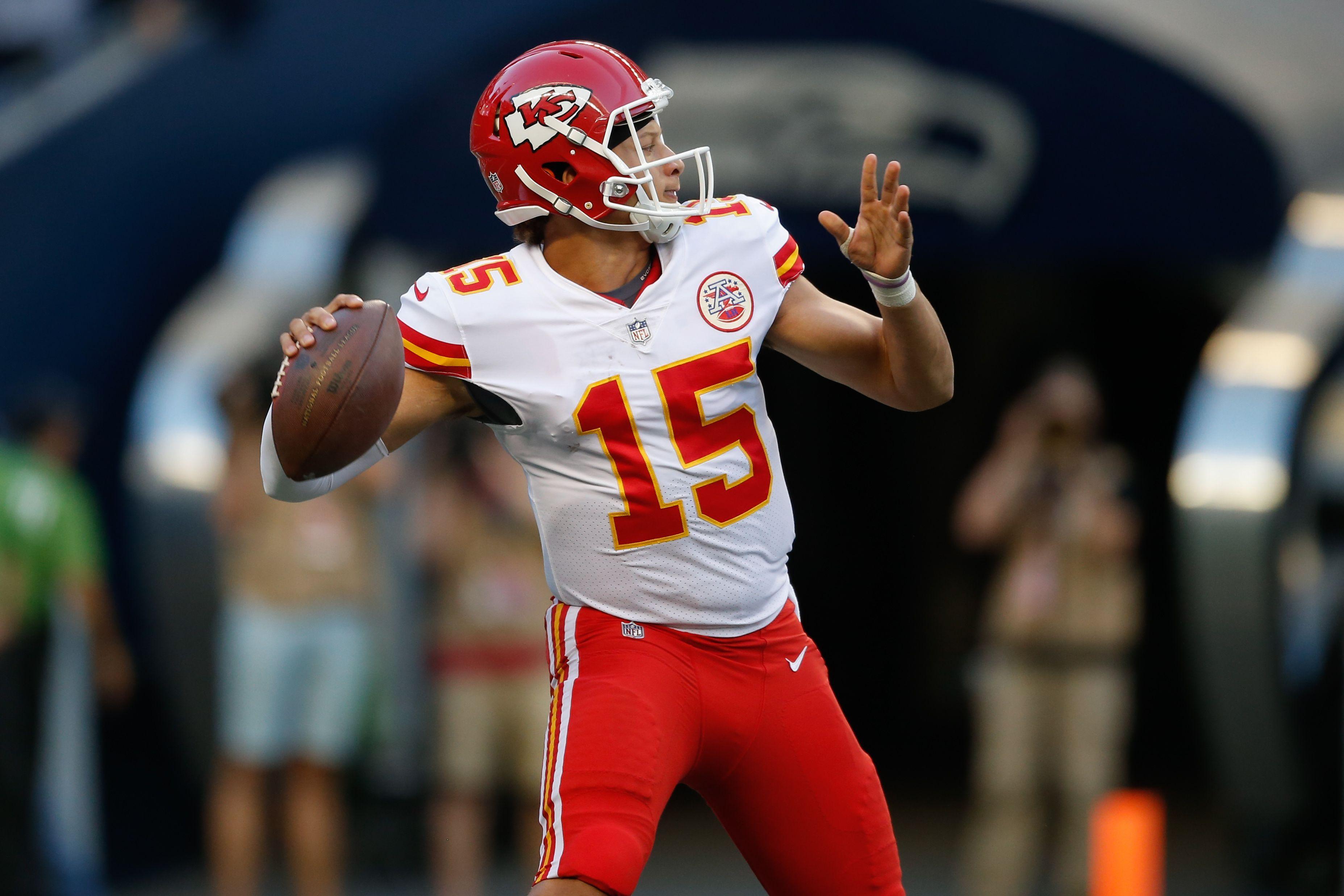 KC Chiefs: Pros and cons of starting Patrick Mahomes this season