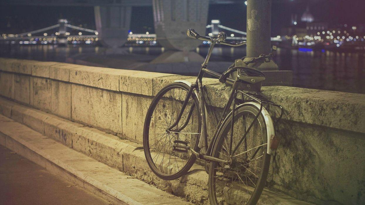 Bicicleta apoyada pared ciudad wallpaperx1080