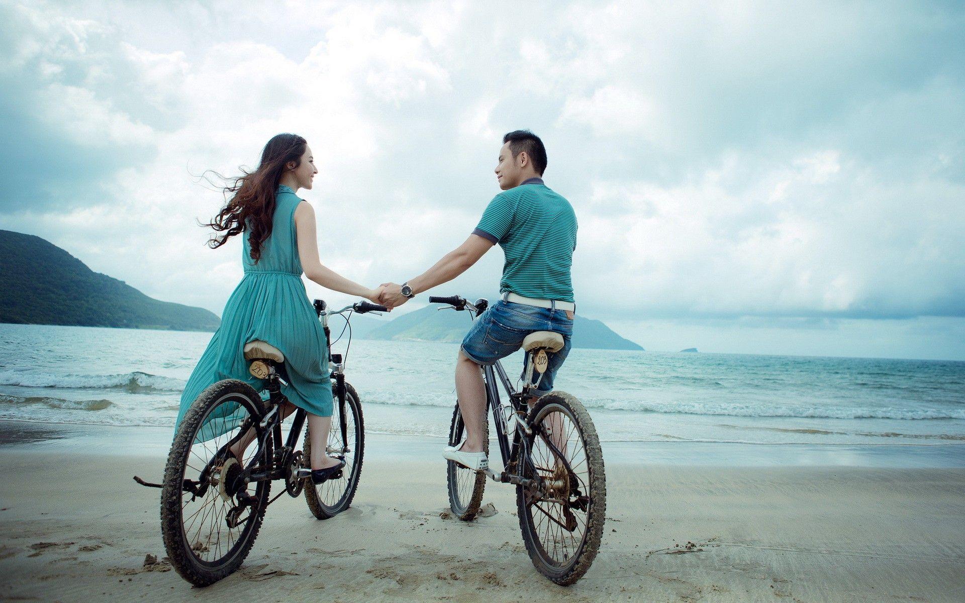 Una pareja en bicicletas HD 1920x1200 gratis