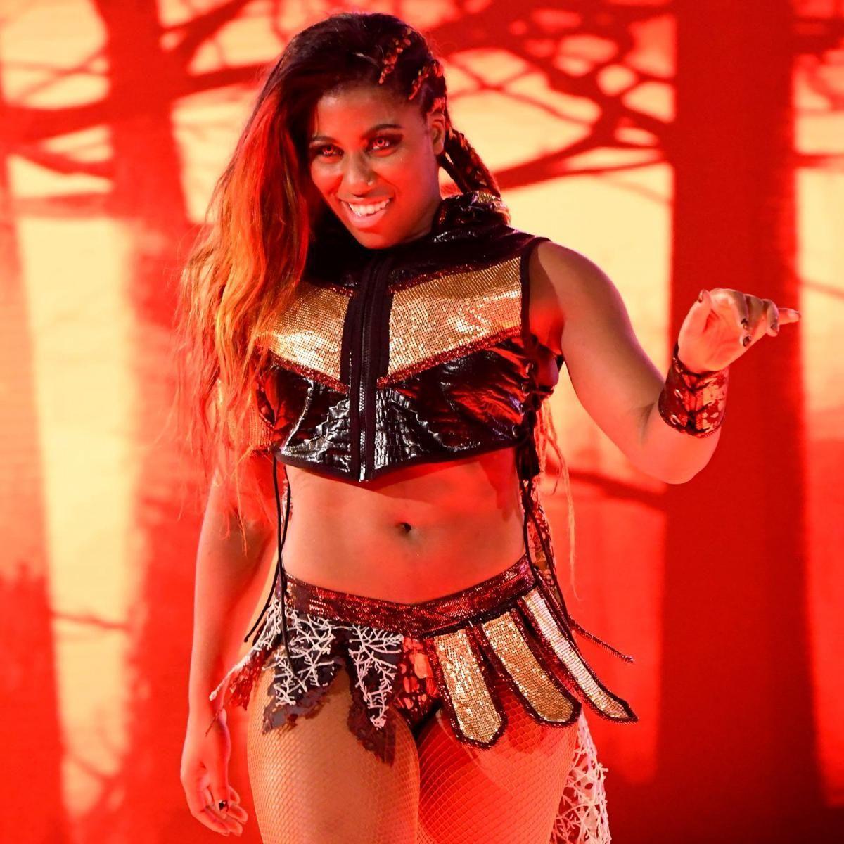 Photos: The War Goddess makes Raw singles debut in slugfest