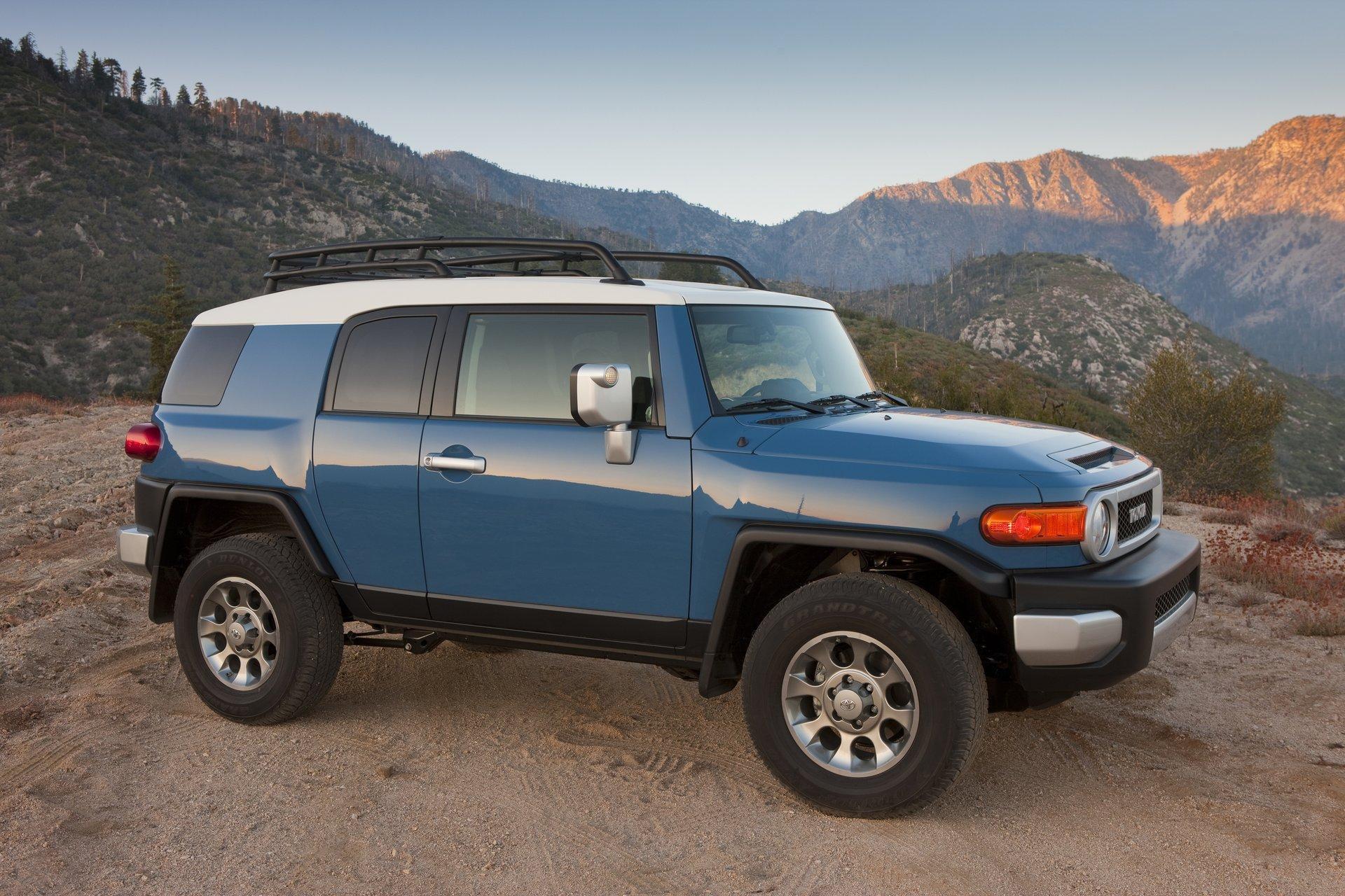 Car 2012 Toyota FJ Cruiser HD Wallpaper for iPhone, Android