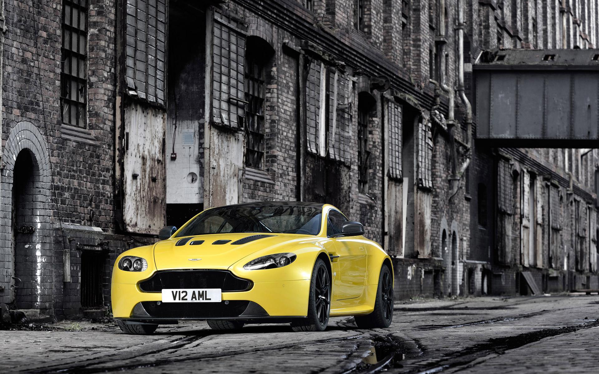 Aston Martin V12 Vantage S desktop PC and Mac wallpaper