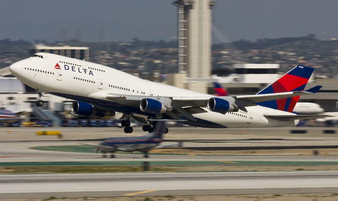 Boeing 747 400 Of Delta Airlines Takeoff Aircraft Wallpaper 3194