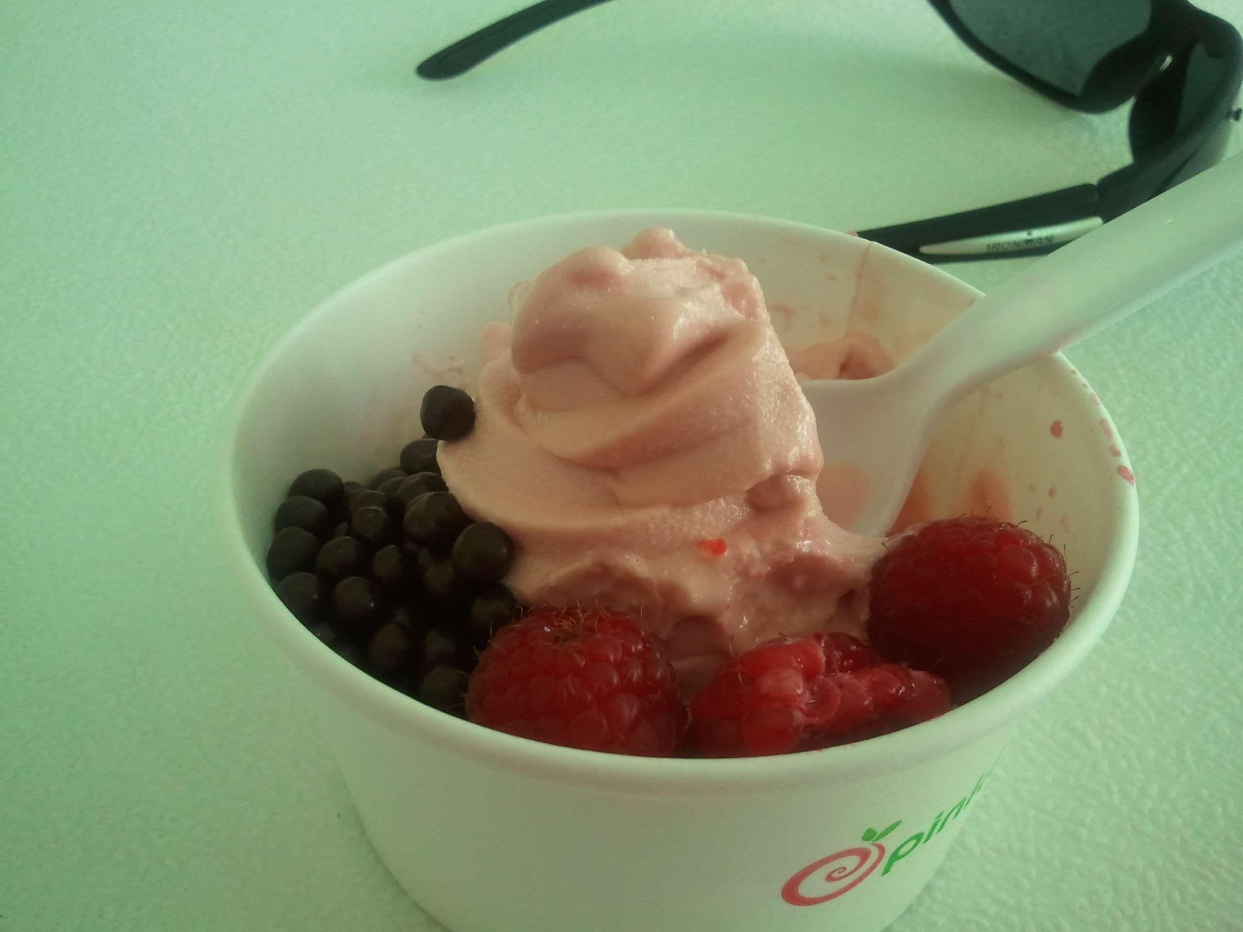 berries #dessert #food #frozen yogurt #frozen yogurt toppings
